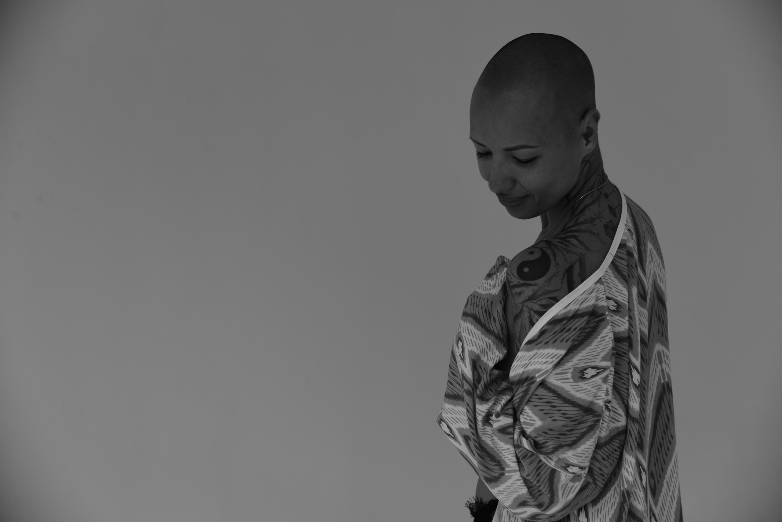 лысая девушка этно стиль