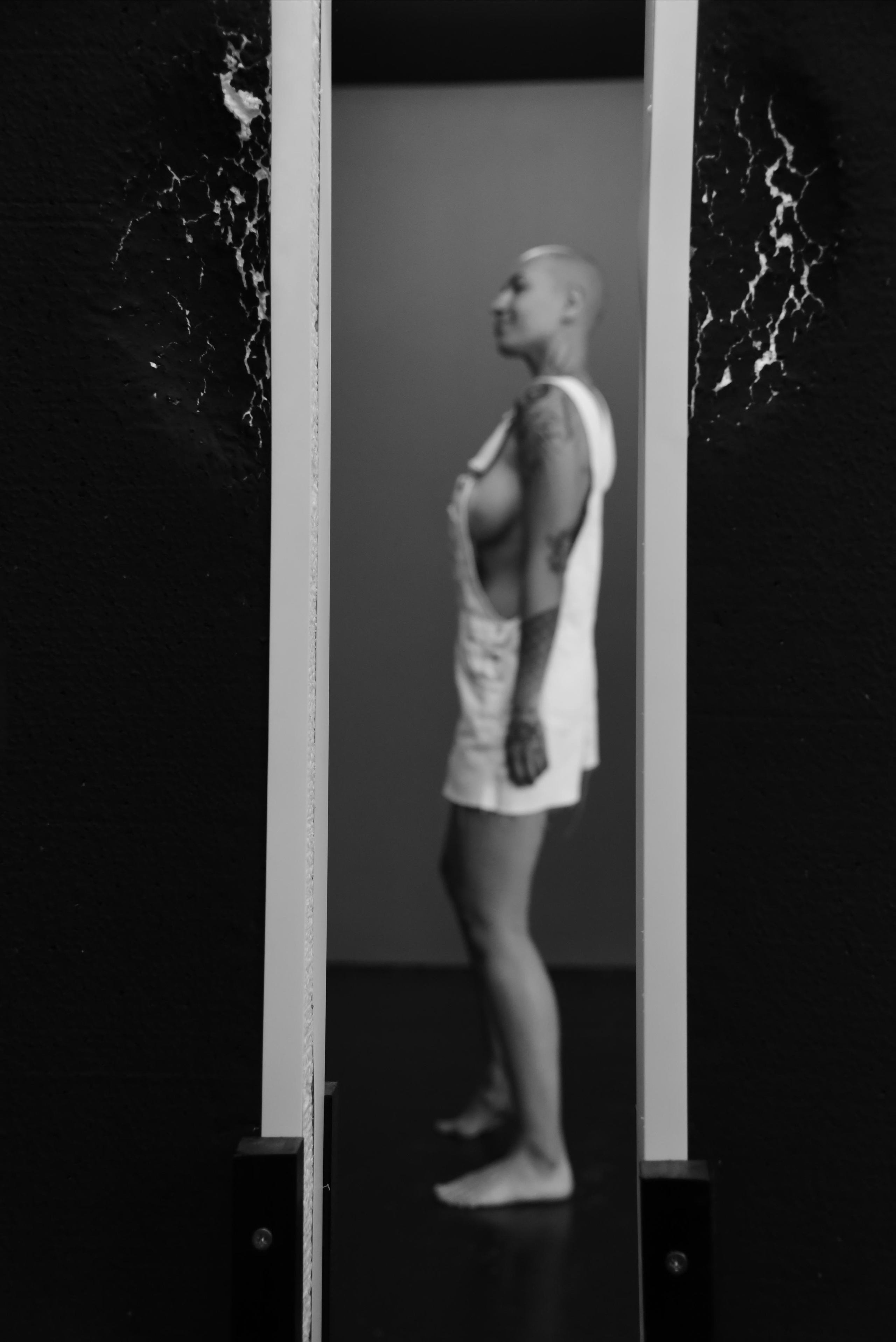 лысая девушка на темном фоне