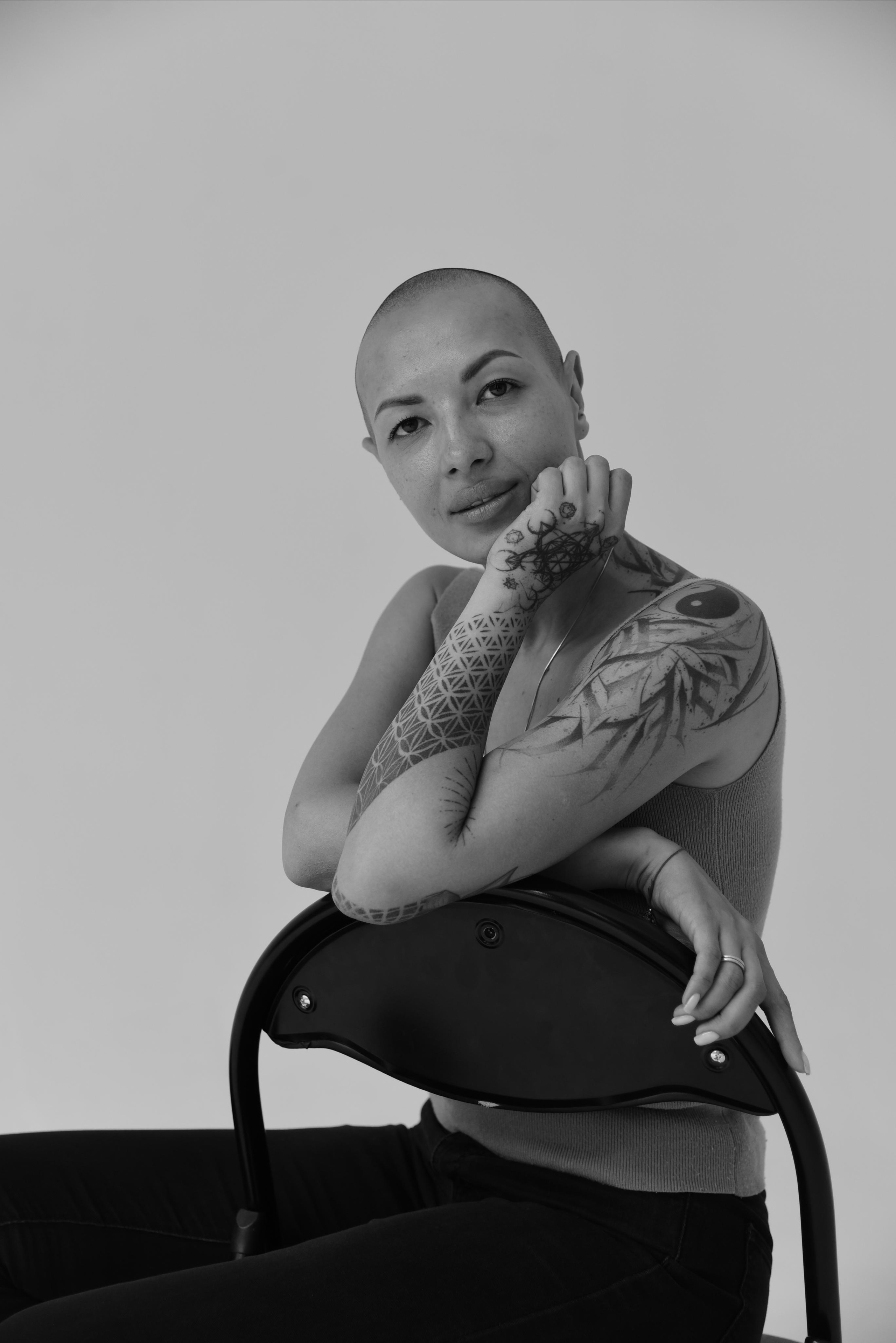 лысая девушка портрет