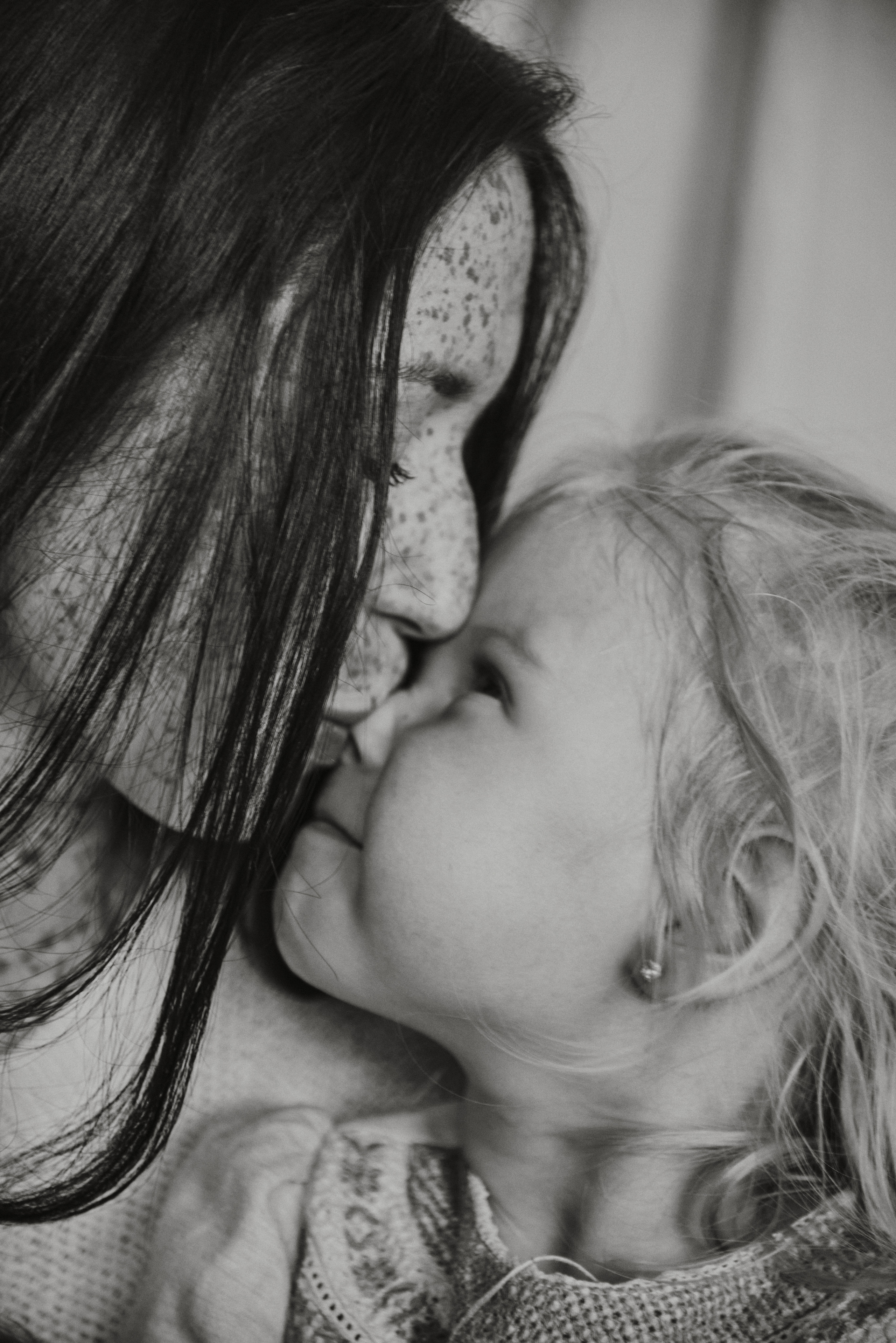 Тёплая домашняя фотосессия с мамой и детьми. Фотограф Алматы Ольга Photodooshy