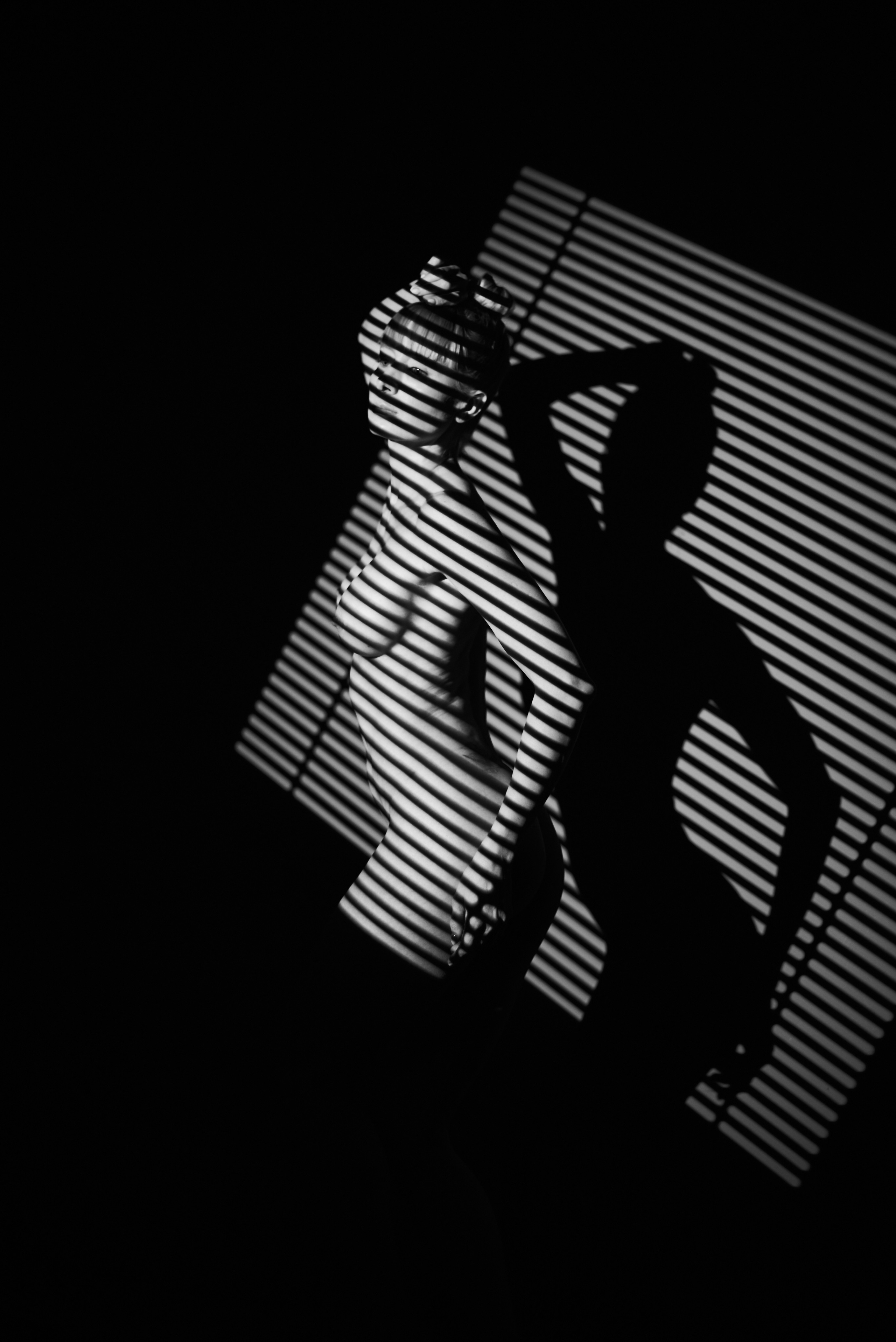 Черно-белое фото обнаженной девушки с большой грудью