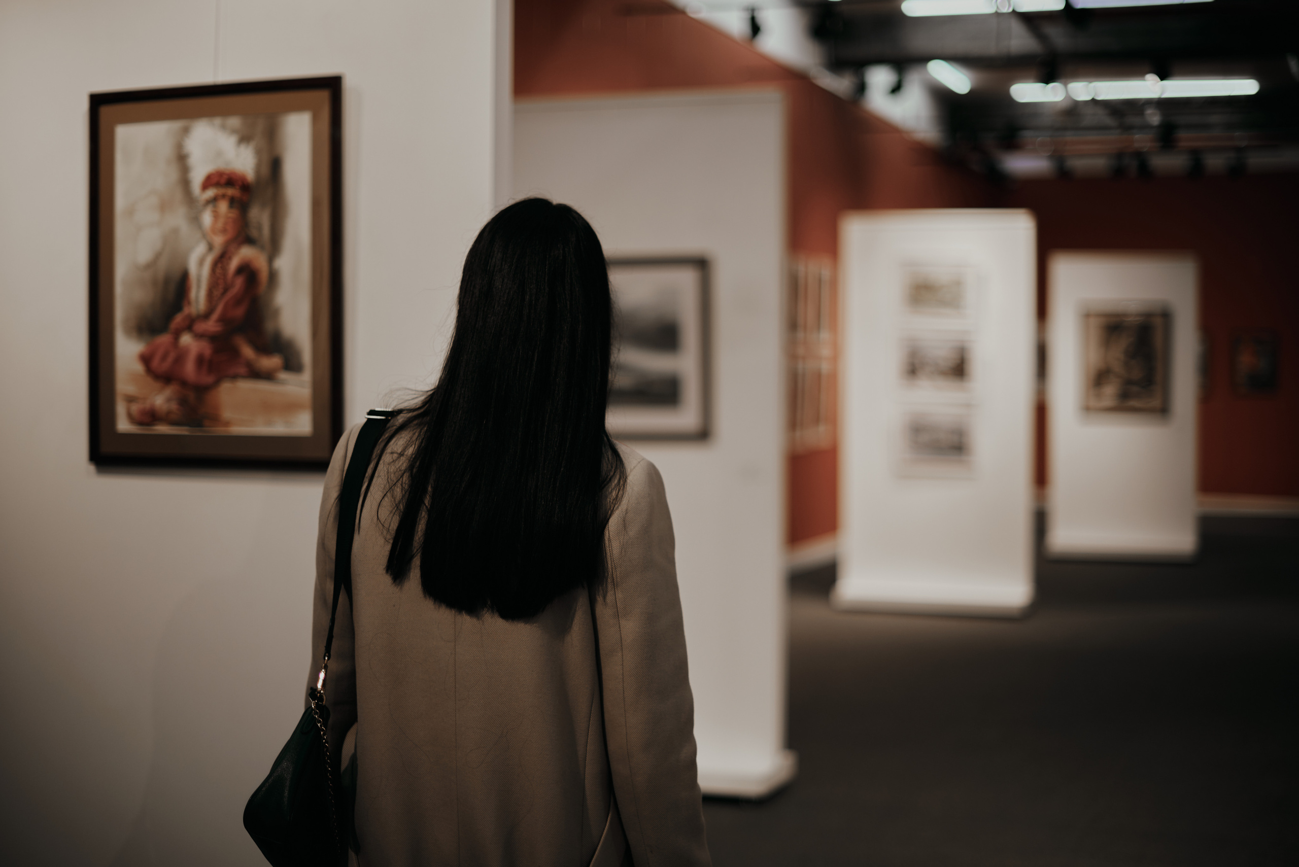 Индивидуальная фотосессия в музее на выставке. Фотограф Алматы Ольга Photodooshy