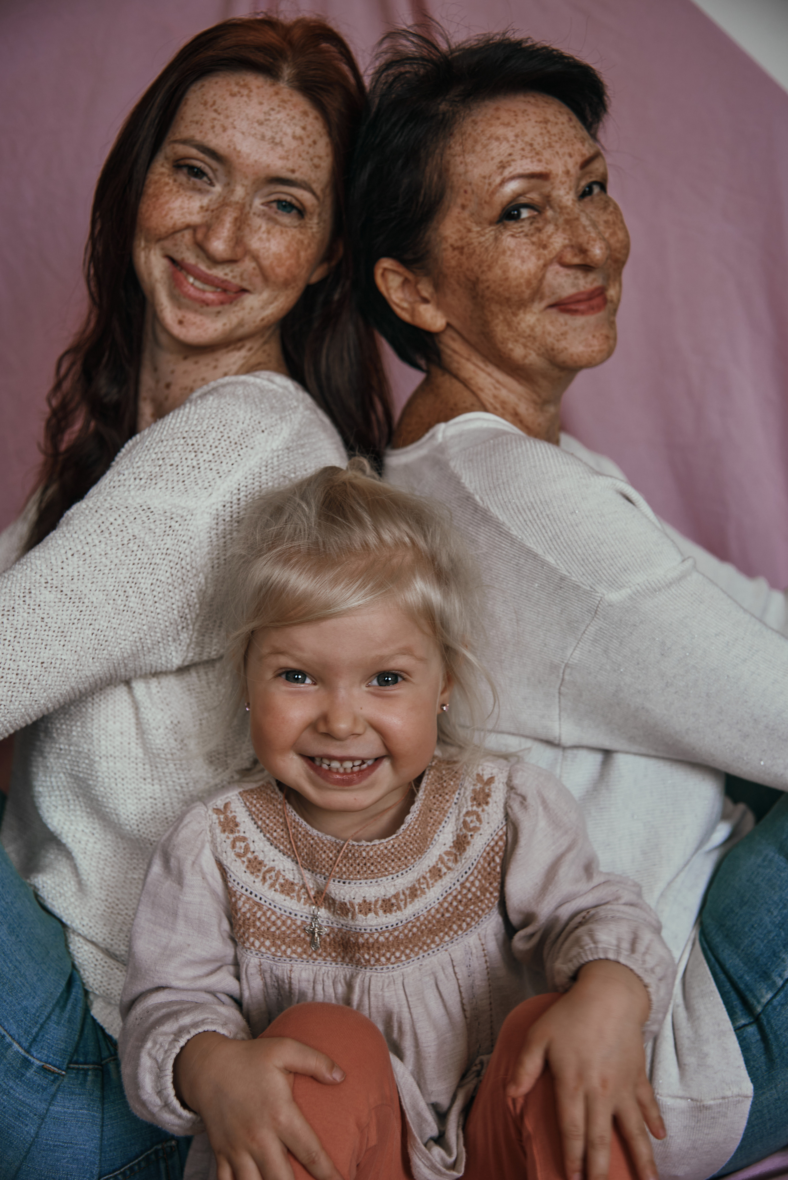 Тёплая домашняя фотосессия с мамой и детьми. Фотограф Алматы Ольга Photodooshy