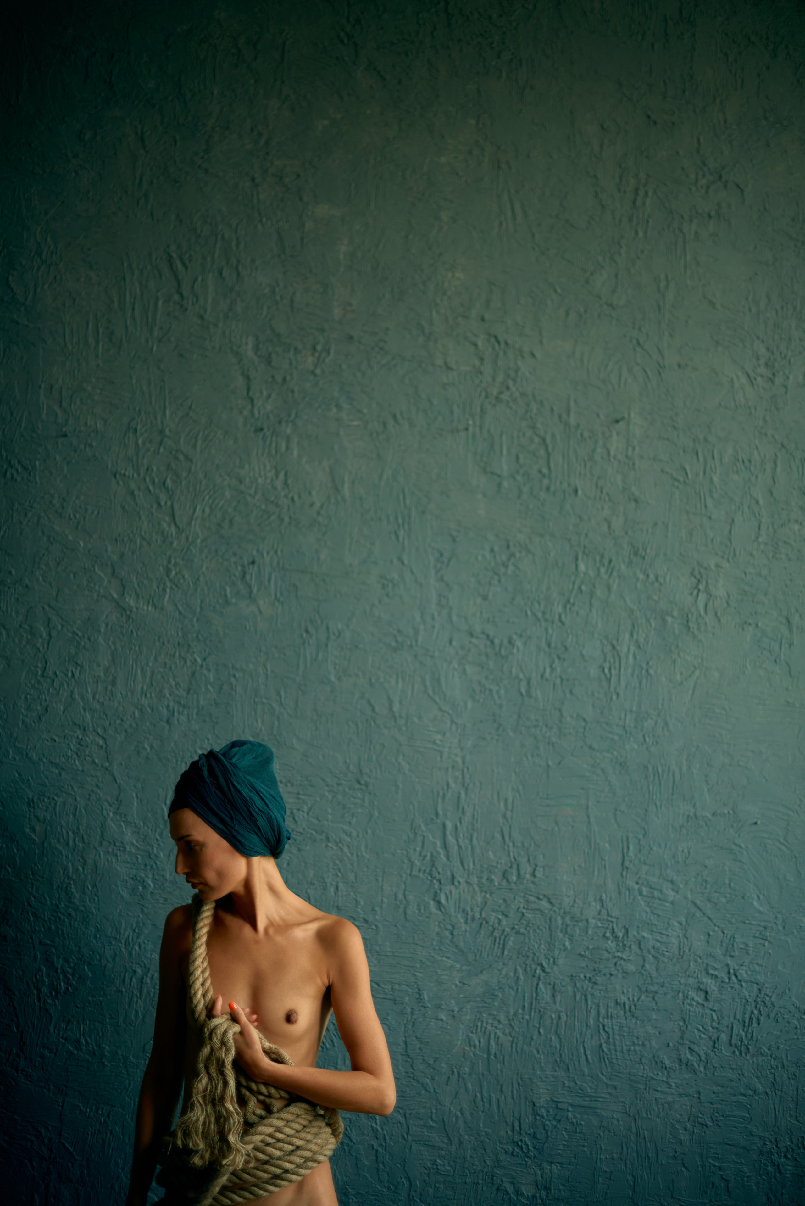 Обнаженная девушка с веревкой