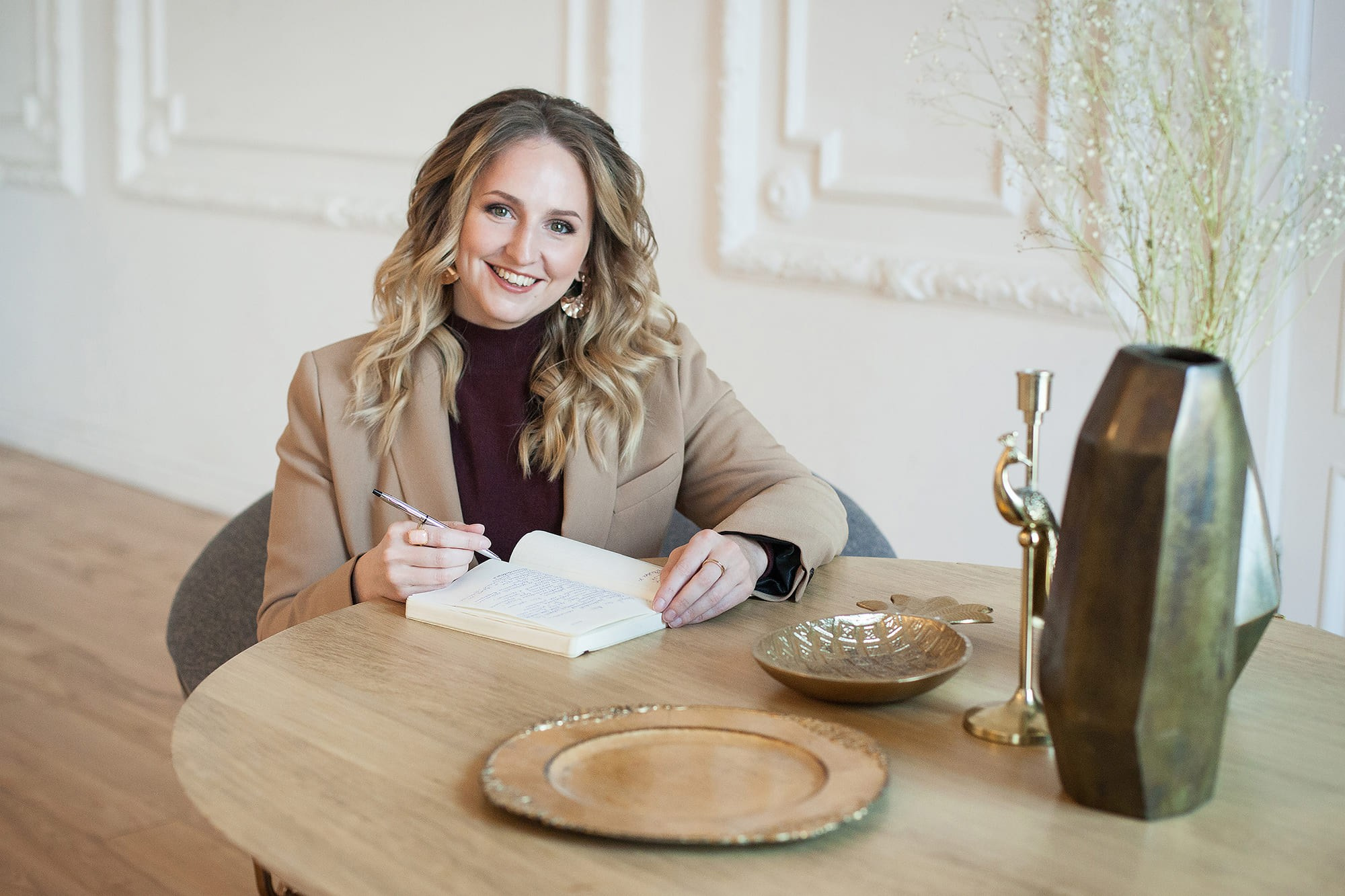business-portrait-of-woman-in-modern-studio-interior-saint-petersburg