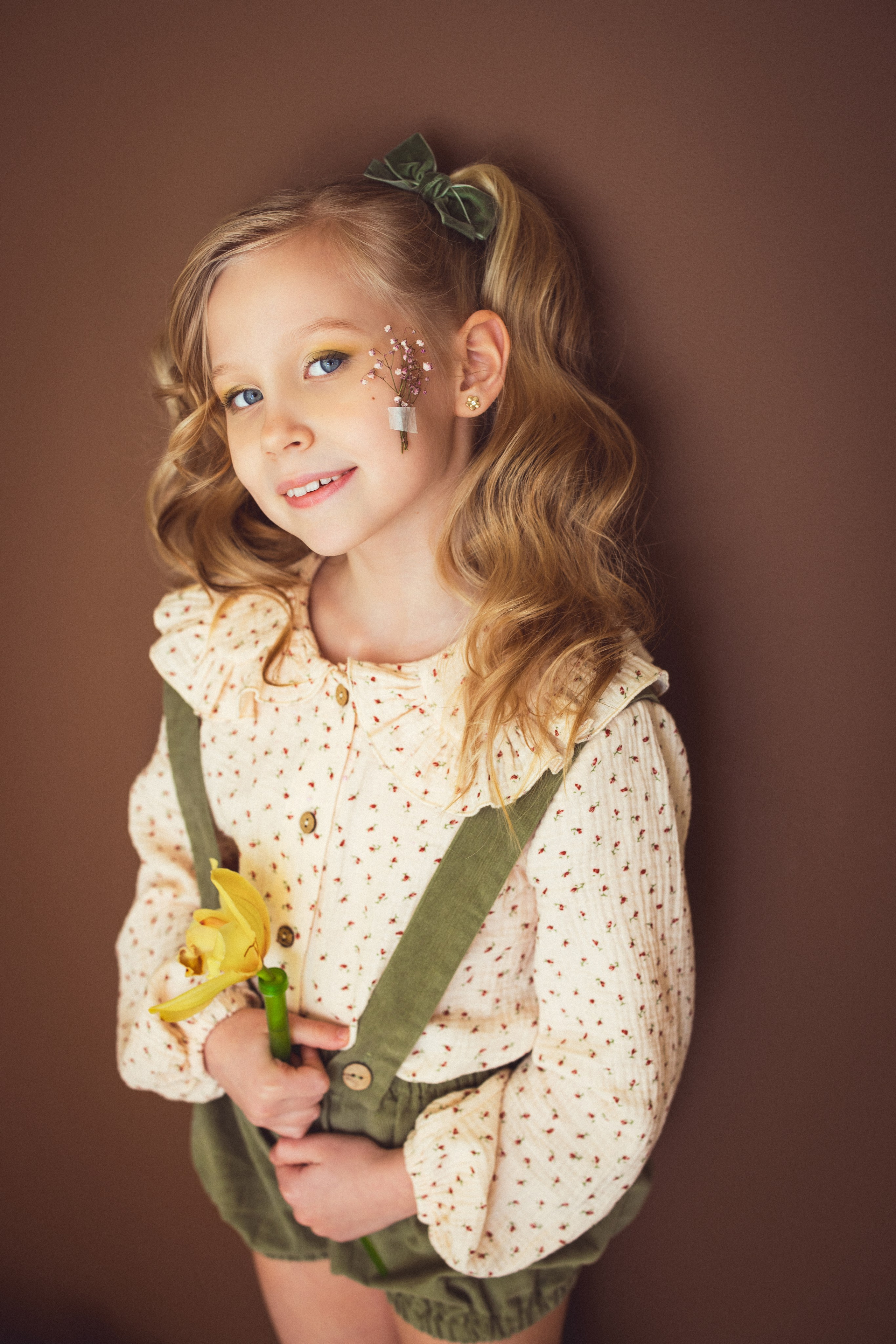 Фотосессия с ярким букетом цветов к 8 марта, 2024 г. Семейный и детский фотограф в Краснодаре Анна Трашкова