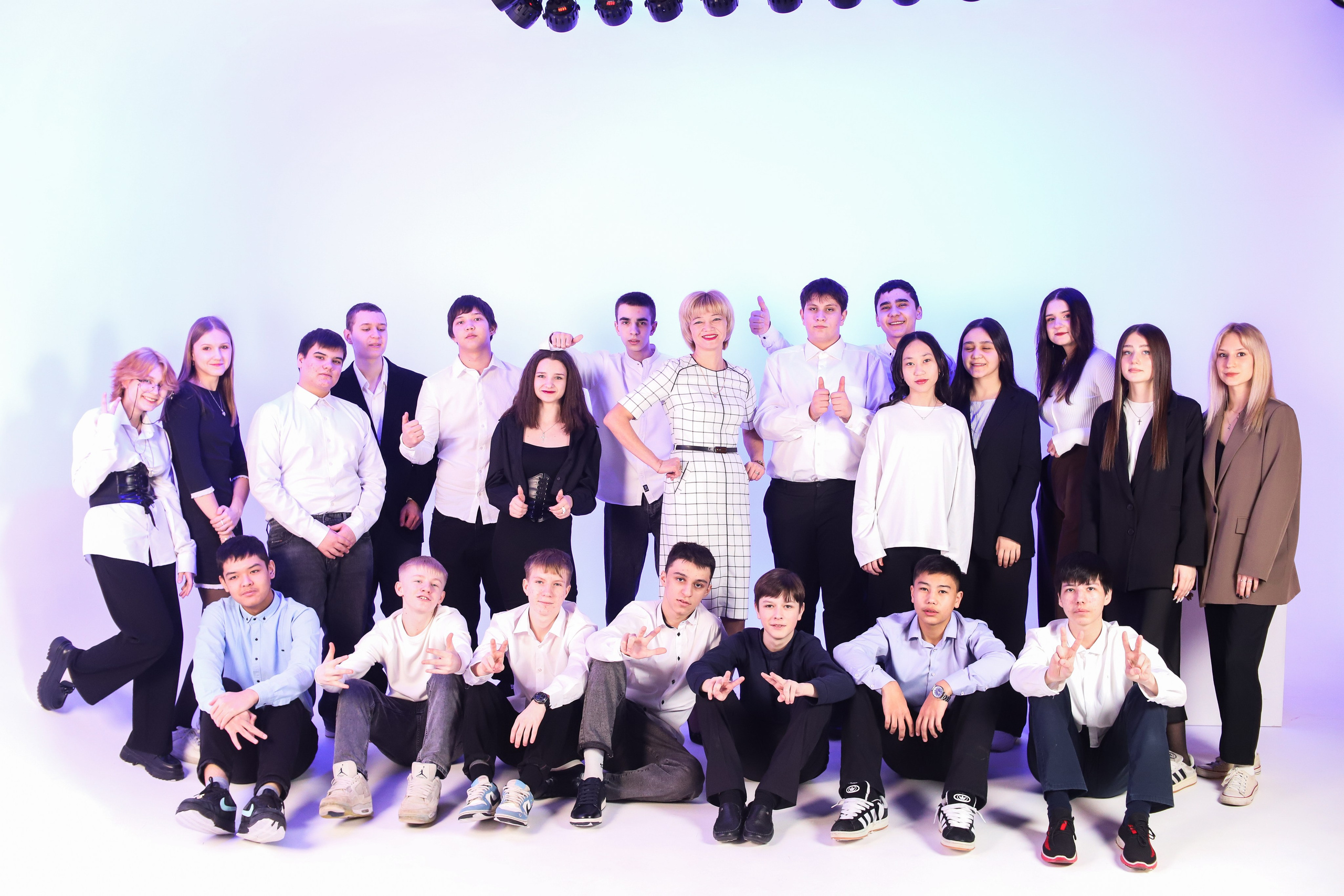 9 Класс в студии с неоном и белой циклорамой. Фотограф в Сургуте Брызгунова Анастасия