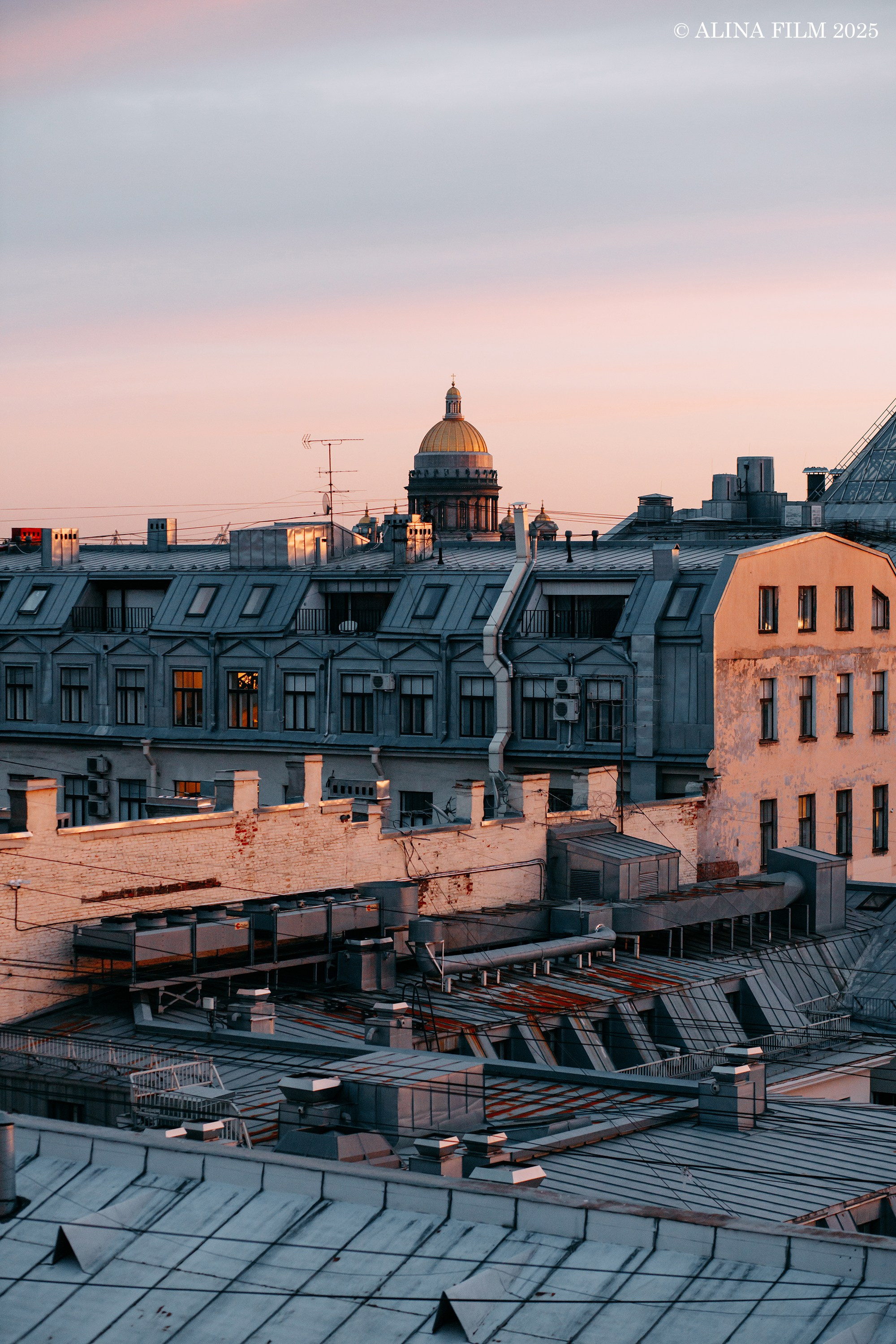 Лавстори на крыше у Казанского и Исаакия. Фотограф в Санкт-Петербурге Alina Film