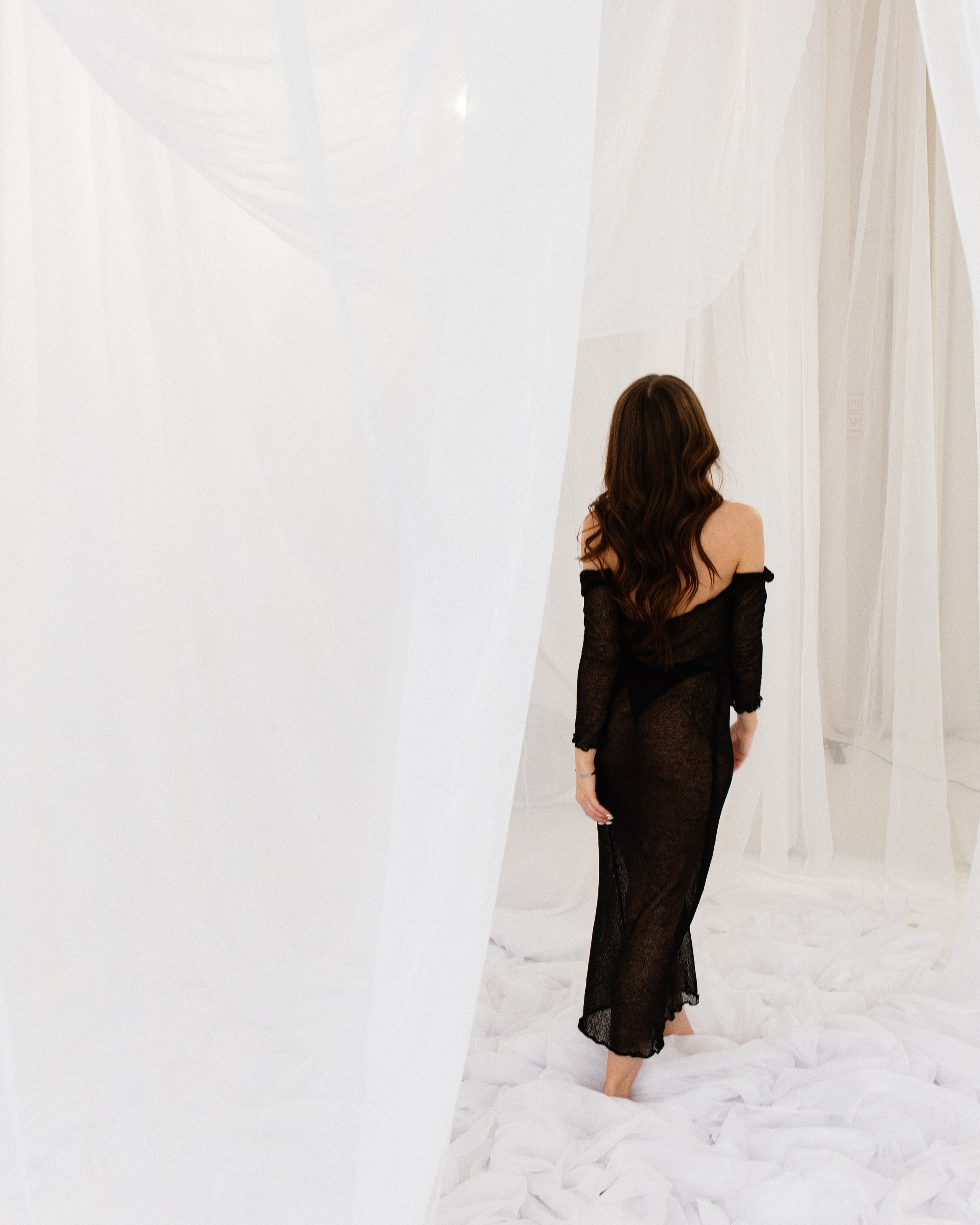 Женский портрет в студии, мягкий свет, естественный макияж, глубокий взгляд, локация с тканями, воздушная светлая локация, фотосессия Новосибирск, женская фотосессия в Новосибирске, женский фотограф, фотосессия в студии, красивая девушка