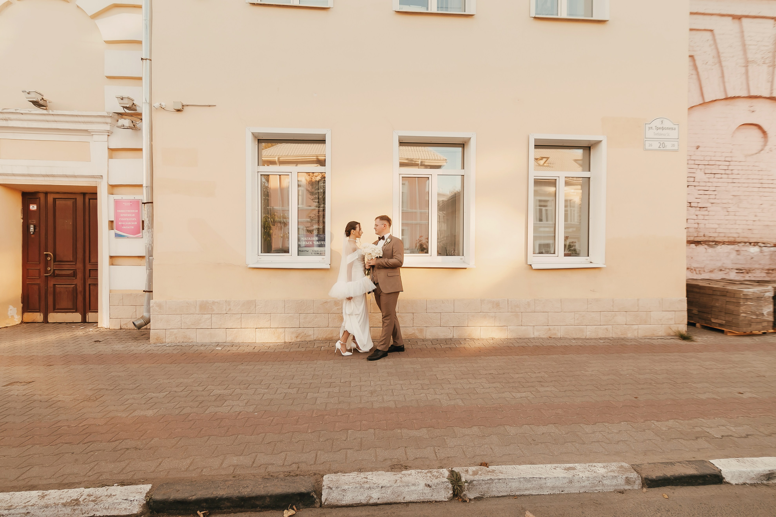 Свадебная осенняя фотосессия Ивана и Лидии в городе. Свадебный и репортажный фотограф в Ярославле и Санкт-Петербурге Роман Микрюков
