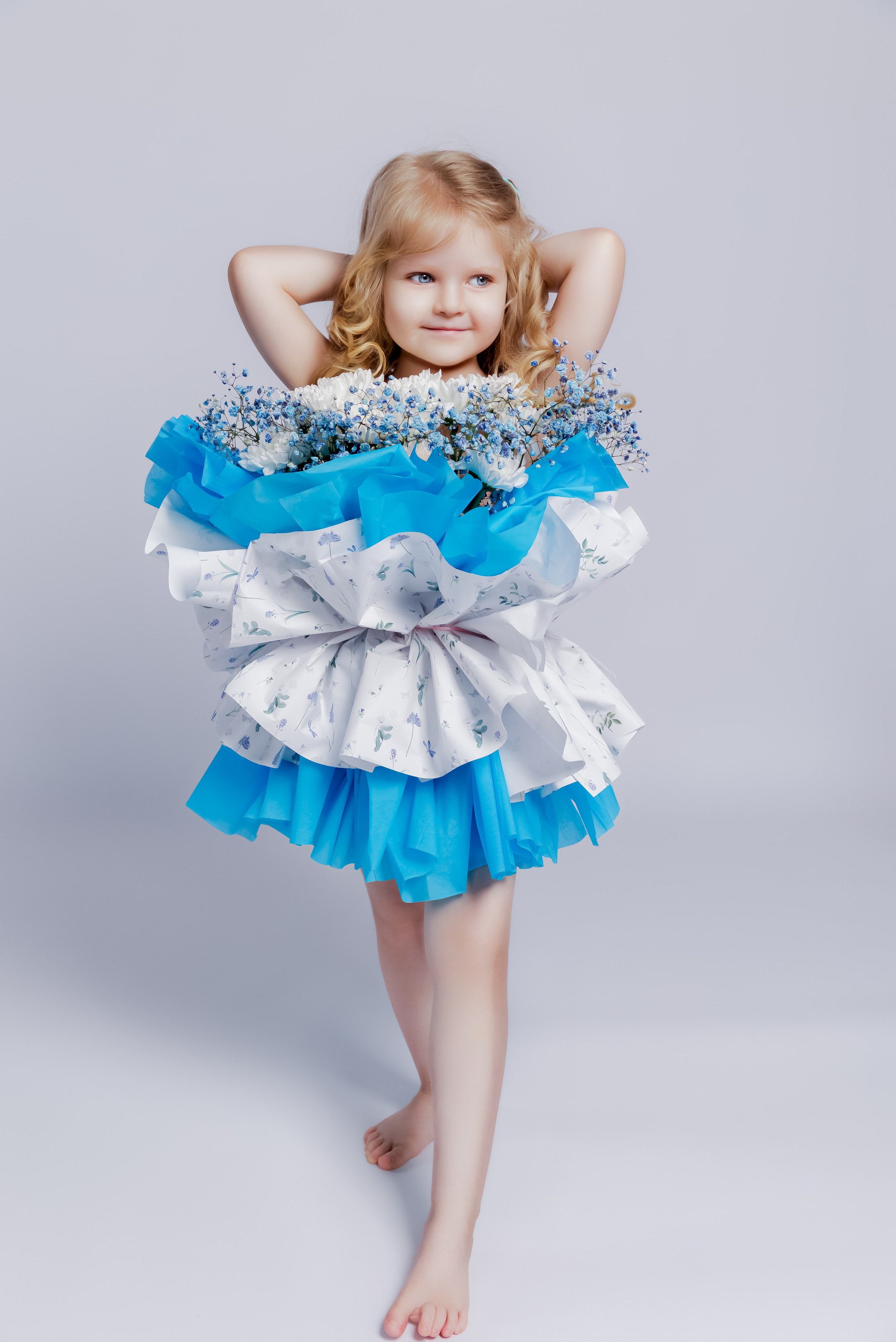 Цветочная фотосессия двух сестер в студии