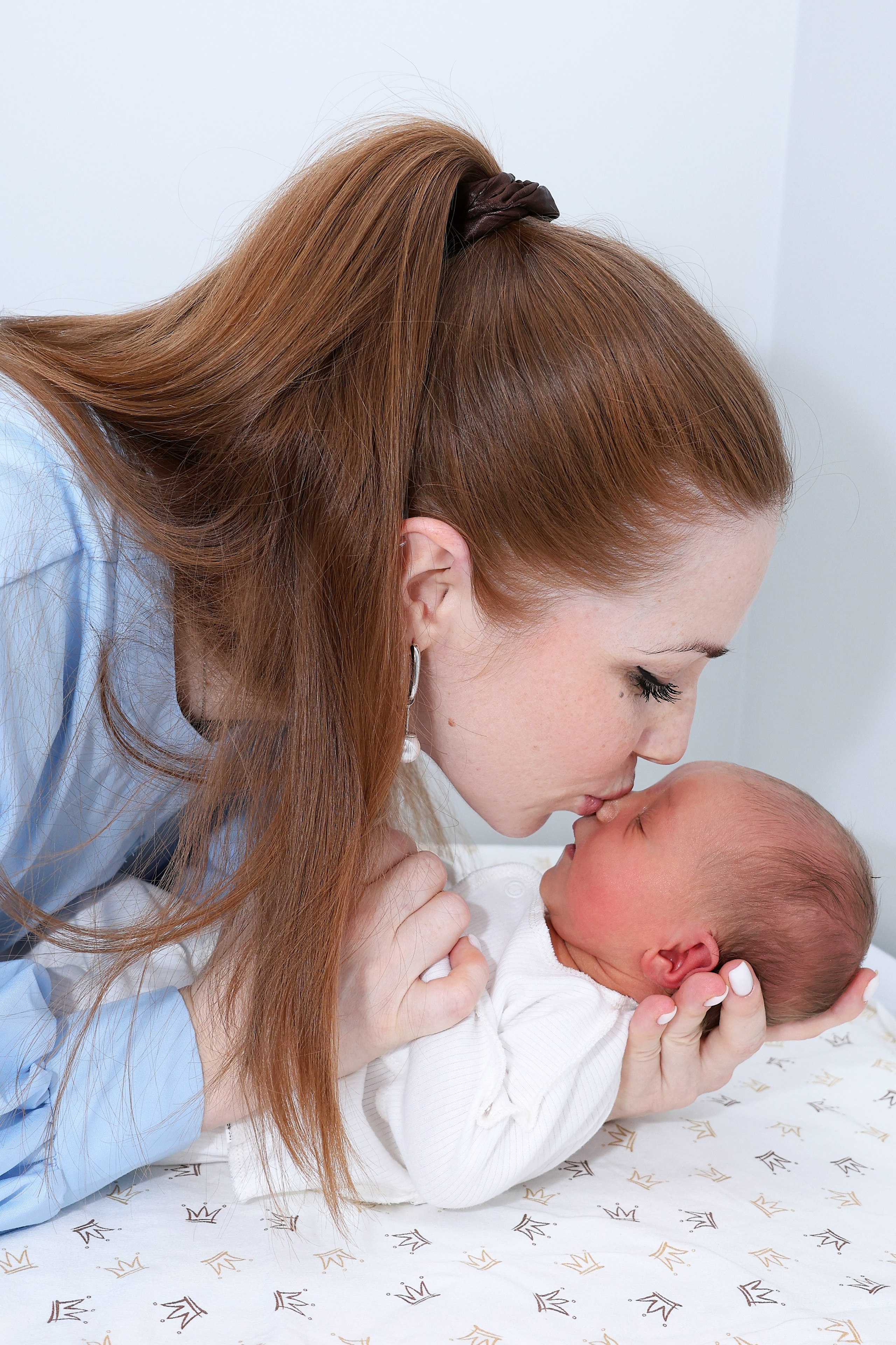Съемка выписки из роддома Иноземцева на Фортунатовской. Фотосъемка выписки из роддома в Москве, заказать фотографа на выписку ньюборн съемка в роддоме newborn фотограф в Юдино