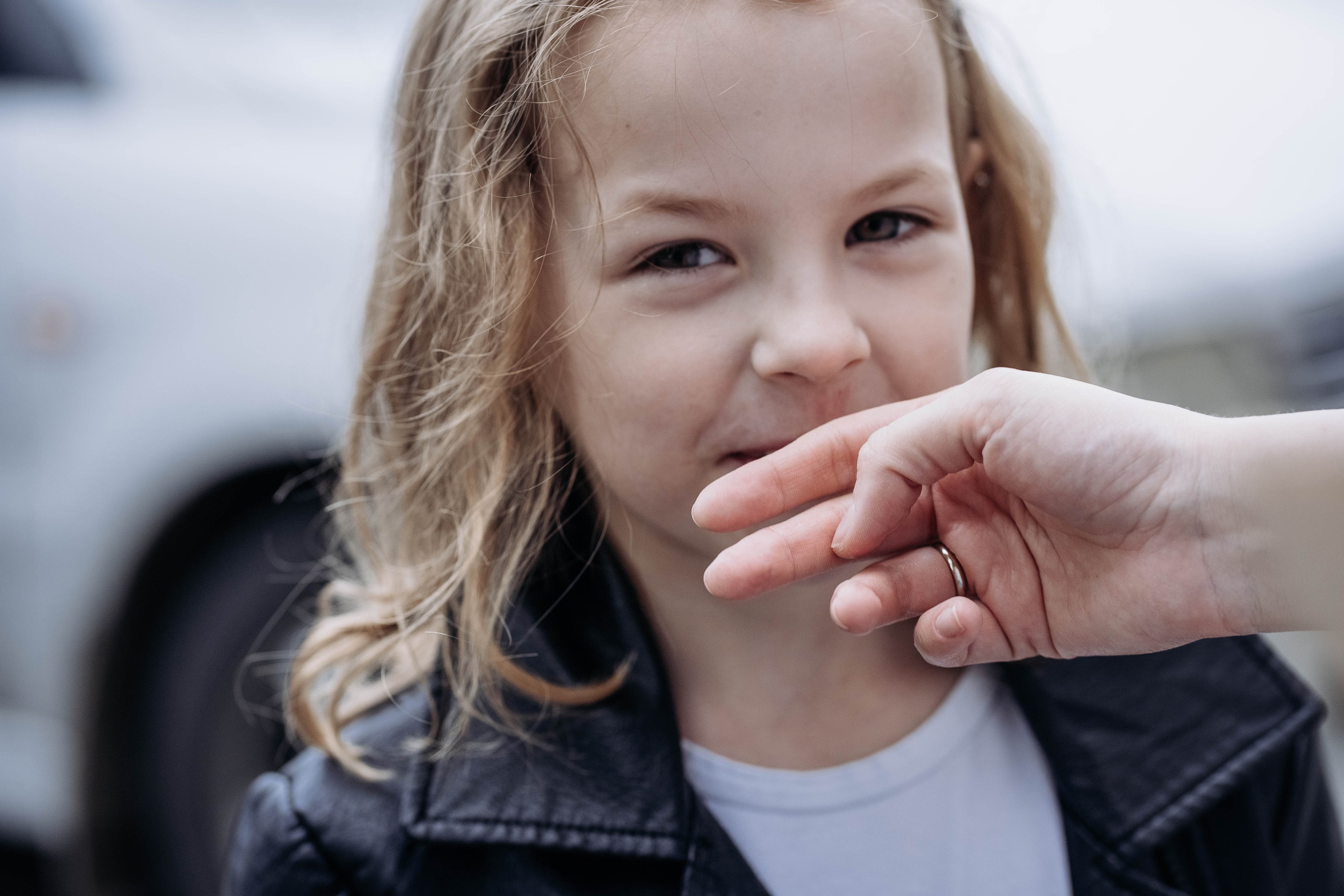 Маня и Аня ранним утром 🤍. Семейный фотограф в Томске Зарина Азизбаева