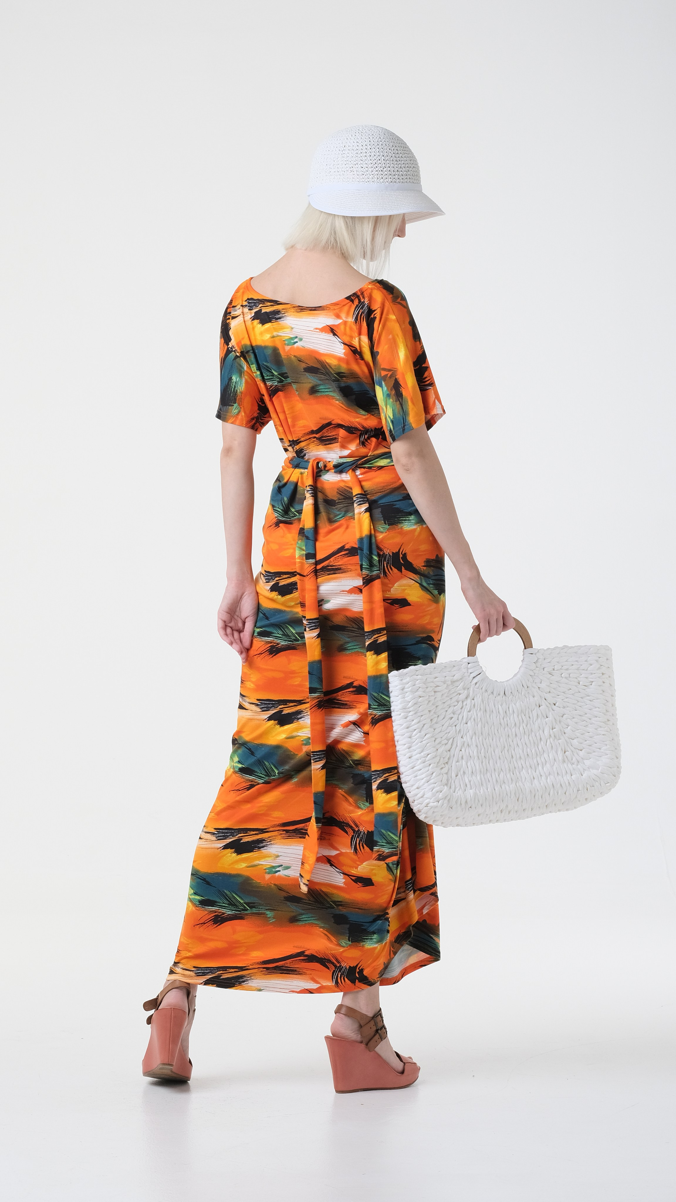 Фото со спины на циклораме. Качественная фотосъёмка для Вайлберрис и Инстаграм в Москве.