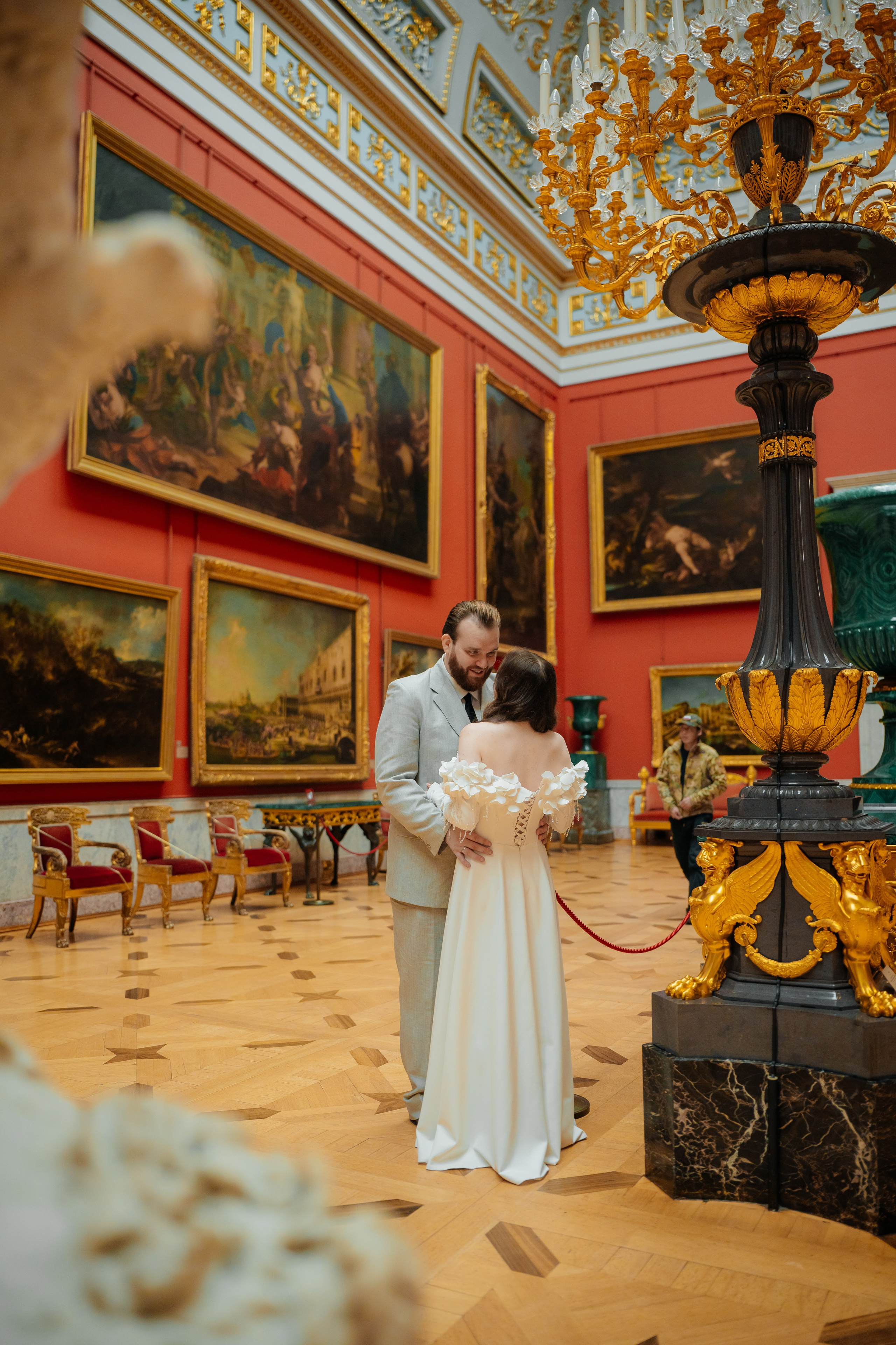 Свадебная фотосессия в Эрмитаже. Свадебный фотограф Александр Невский в Санкт-Петербурге