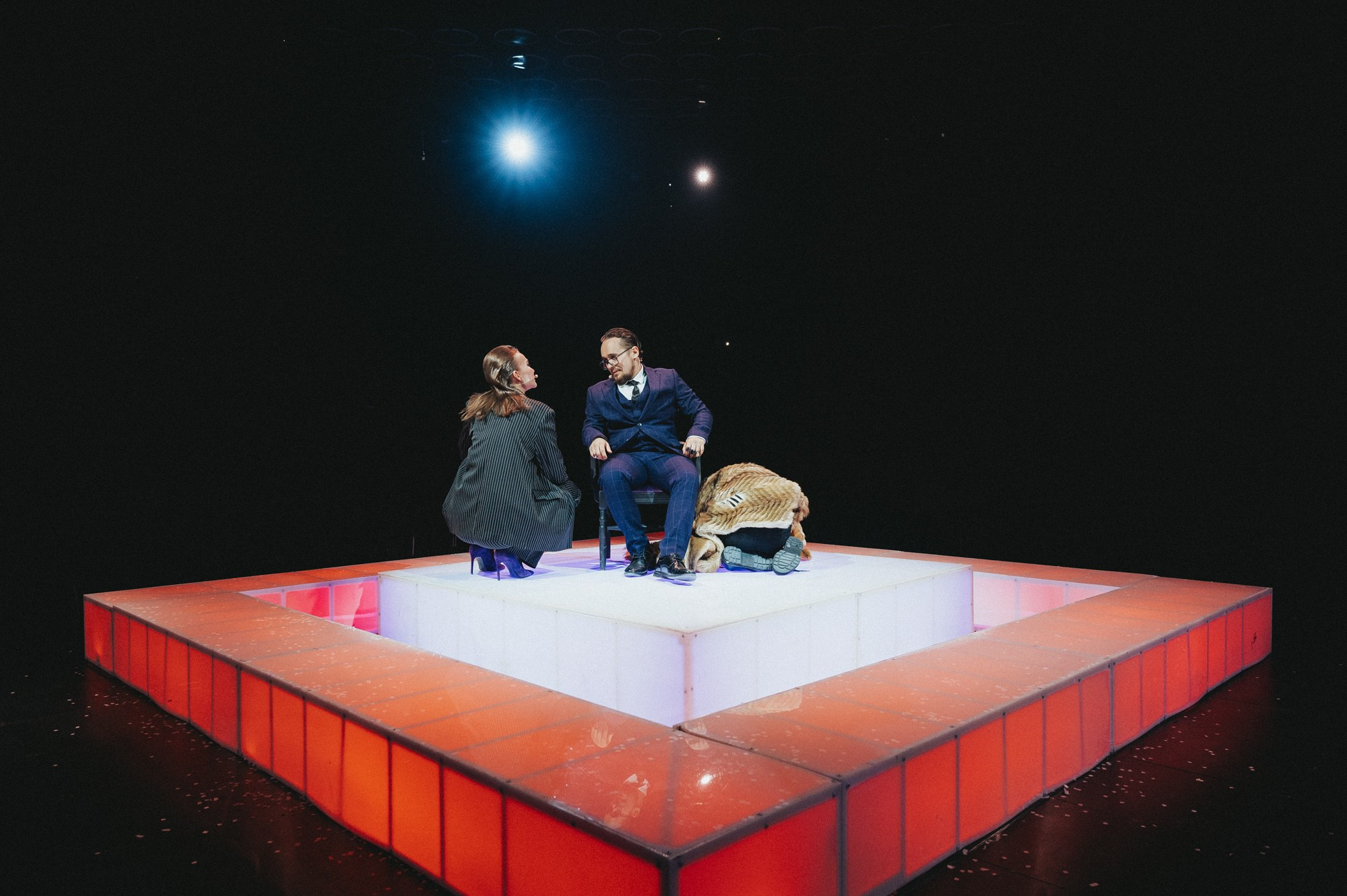 Репортажная съемка театрального спектакля в Ростове-на-Дону - вид со сцены