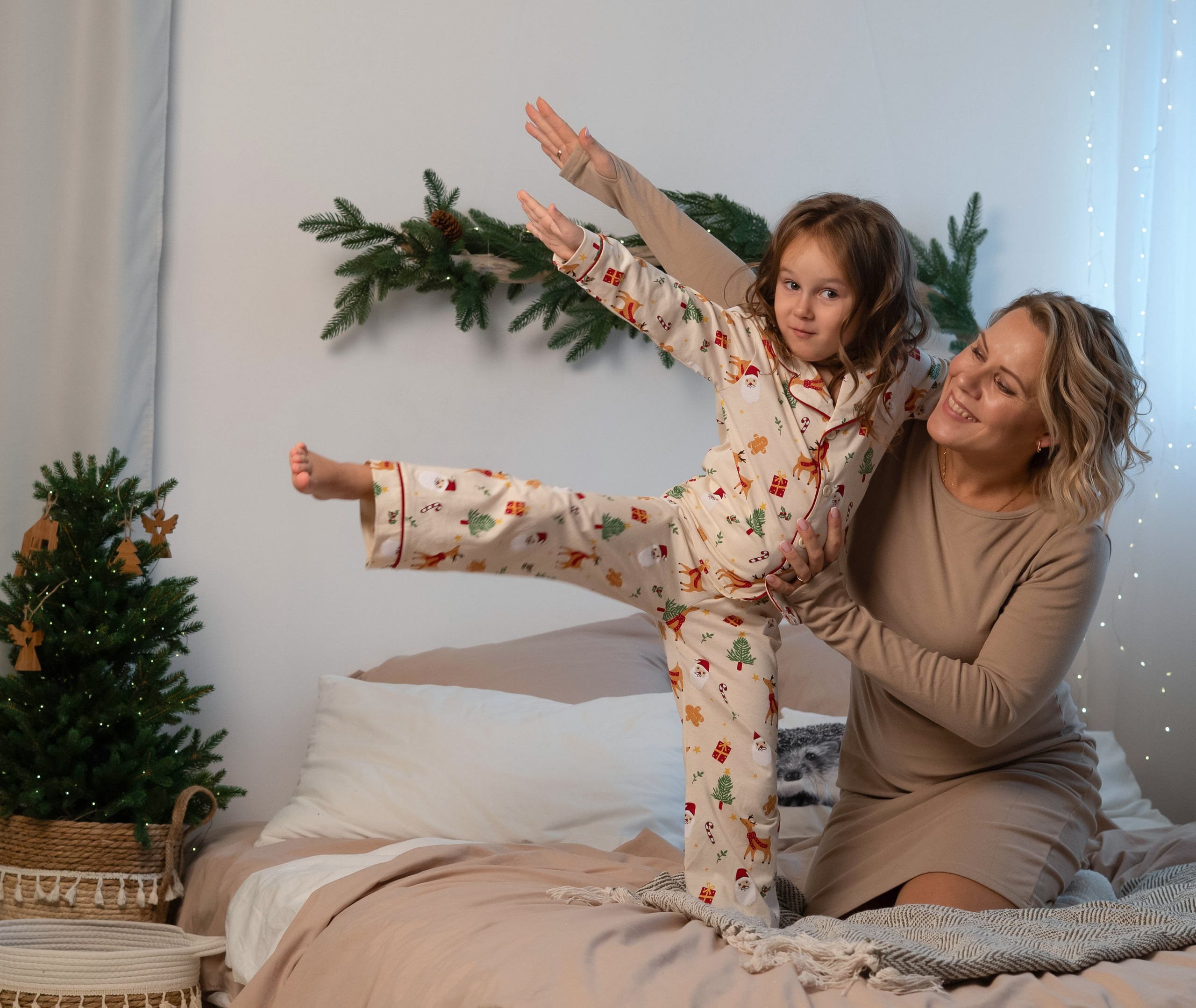 Фотосессия мамы и дочки новогодняя в студии на матрасе в пижамах Краснообск Новосибирск