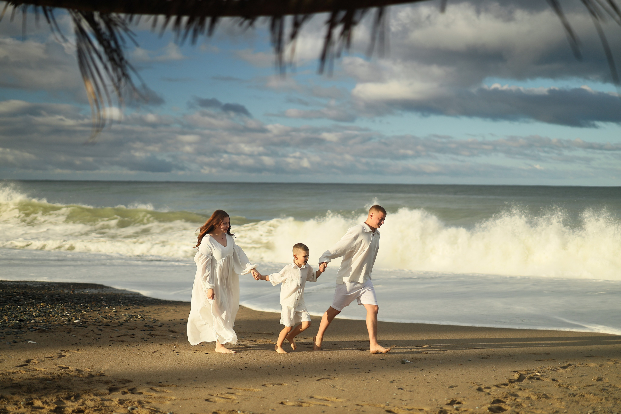 Семейная фотосессия на пляже в Сухуме. Свадебный и семейный фотограф в Абхазии Жанна Соснина