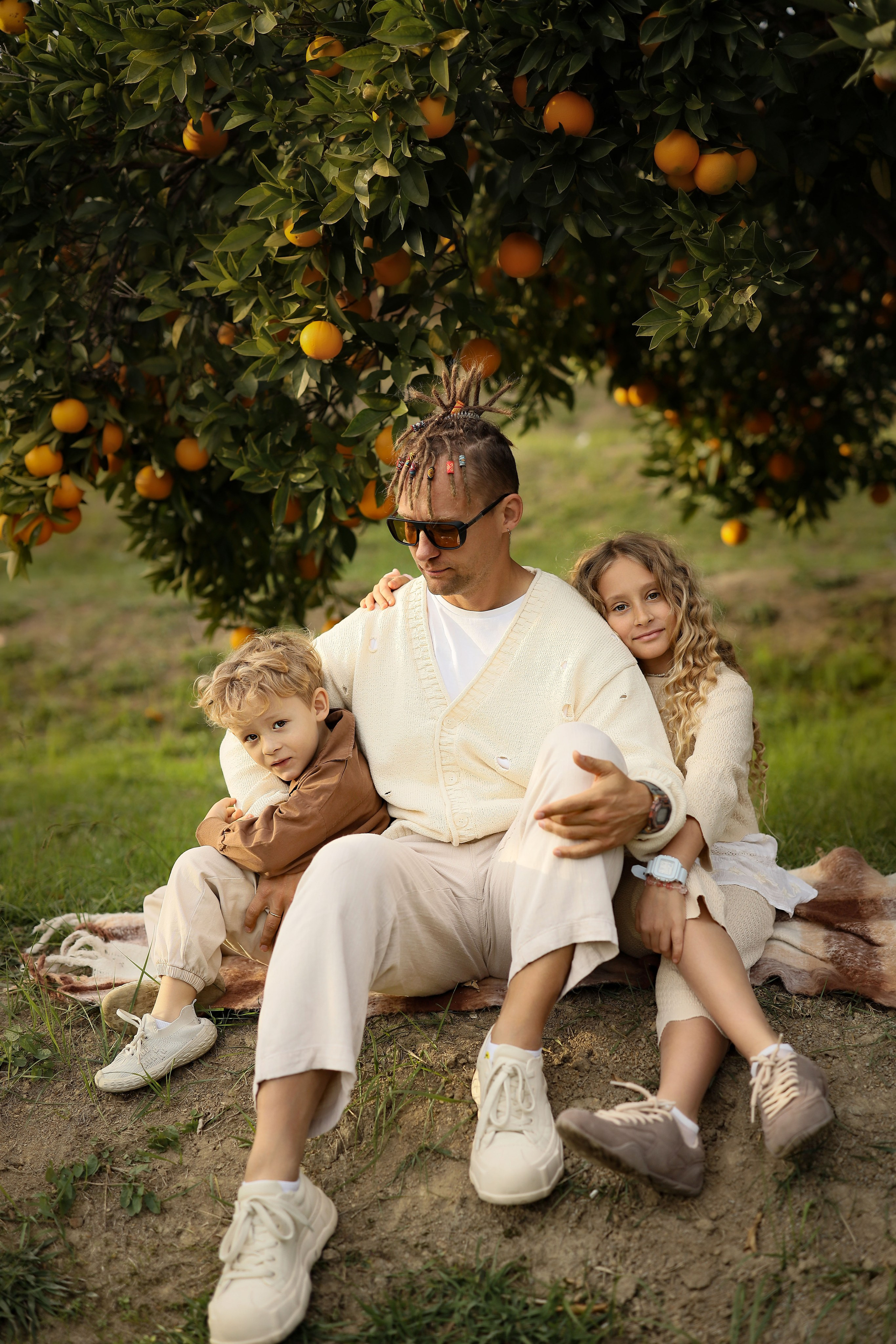 Семейная фотосессия в мандариновом саду Абхазии. Свадебный и семейный фотограф в Абхазии Жанна Соснина