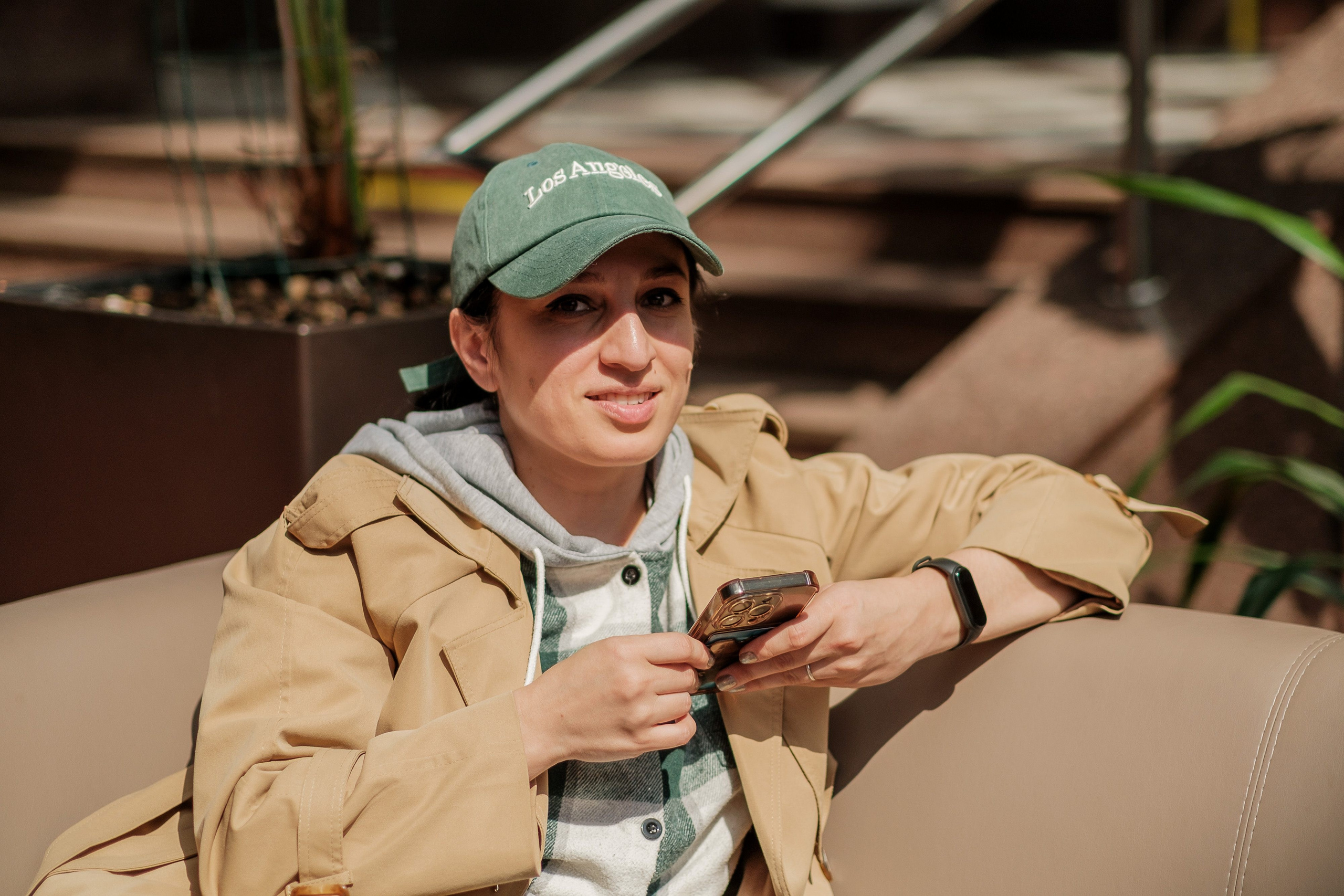 Зита Легоева сидит на диване фотосессия в Солнцево