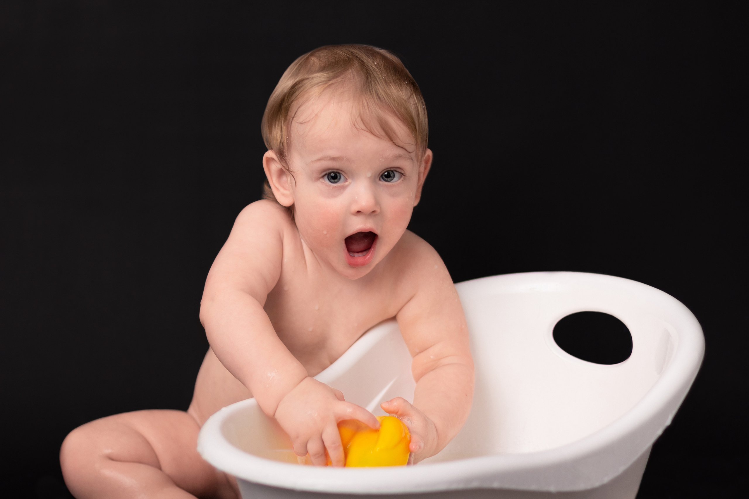 Купание в ванночке. Детский и семейный фотограф в Москве и МО