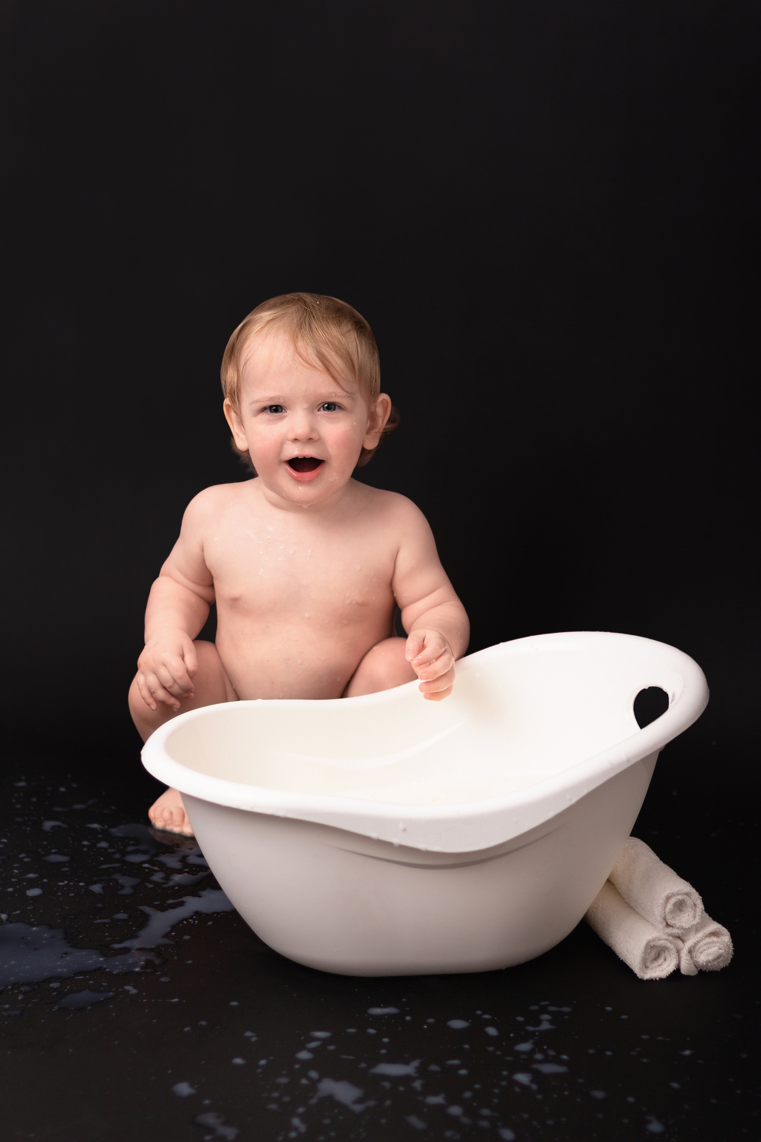 Купание в ванночке. Детский и семейный фотограф в Москве и МО