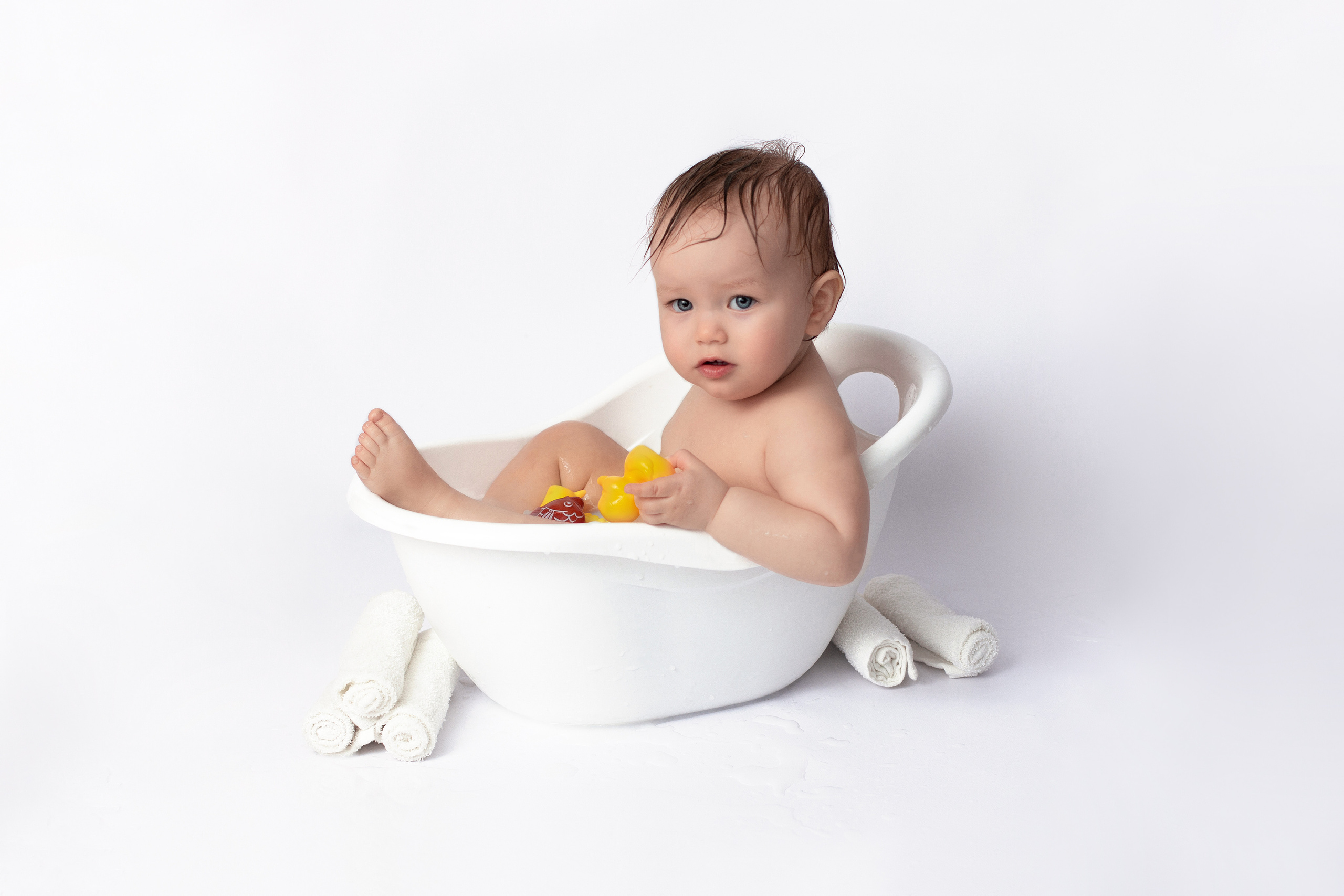 Купание в ванночке. Детский и семейный фотограф в Москве и МО