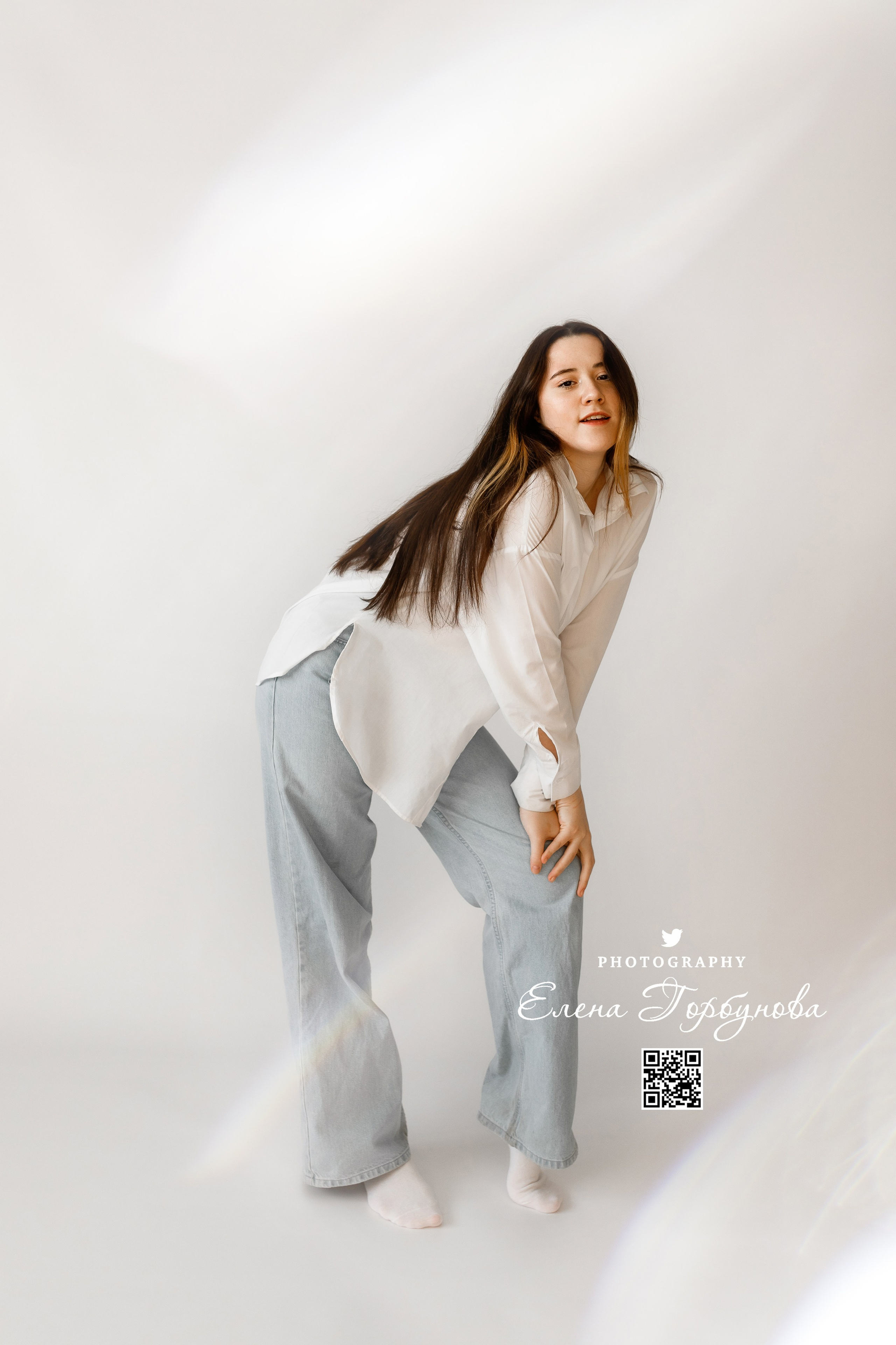 индивидуальная фотосессия в Перми. Девушка в студии на белом фоне в джинсах и рубашке. Лайфстайл.