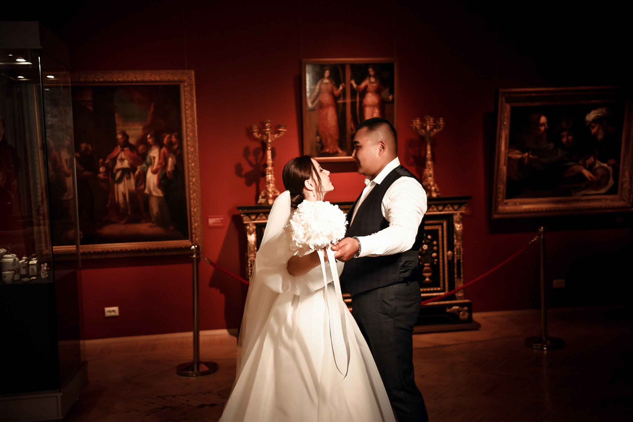 Небольшая свадебная серия в музее и прогулкой под дождем Эльмиры и Ризата. Свадебный, семейный, детский, контент фотограф в Омске Максим Ильин