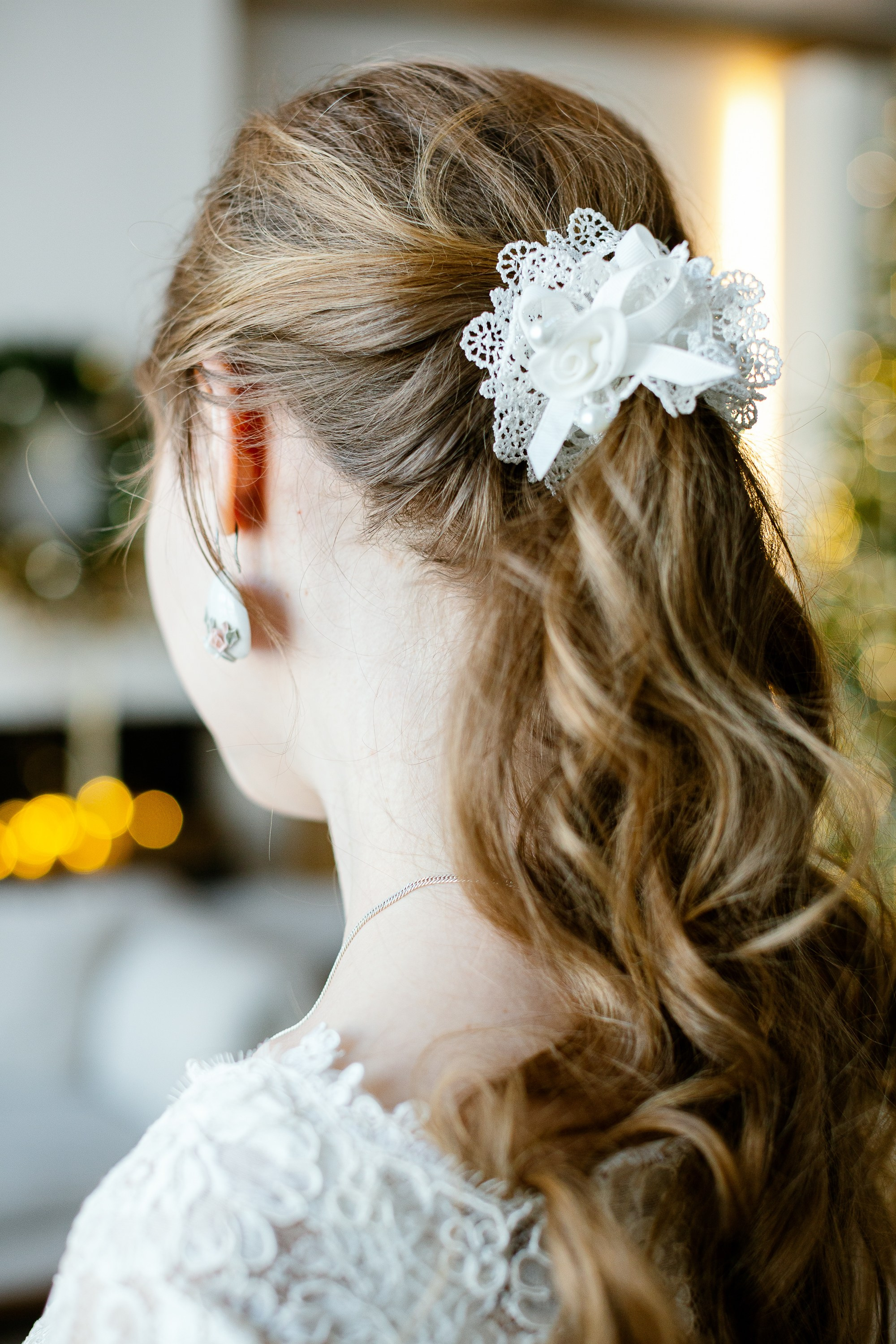 Волосы невесты крупным планом. Сережки. 