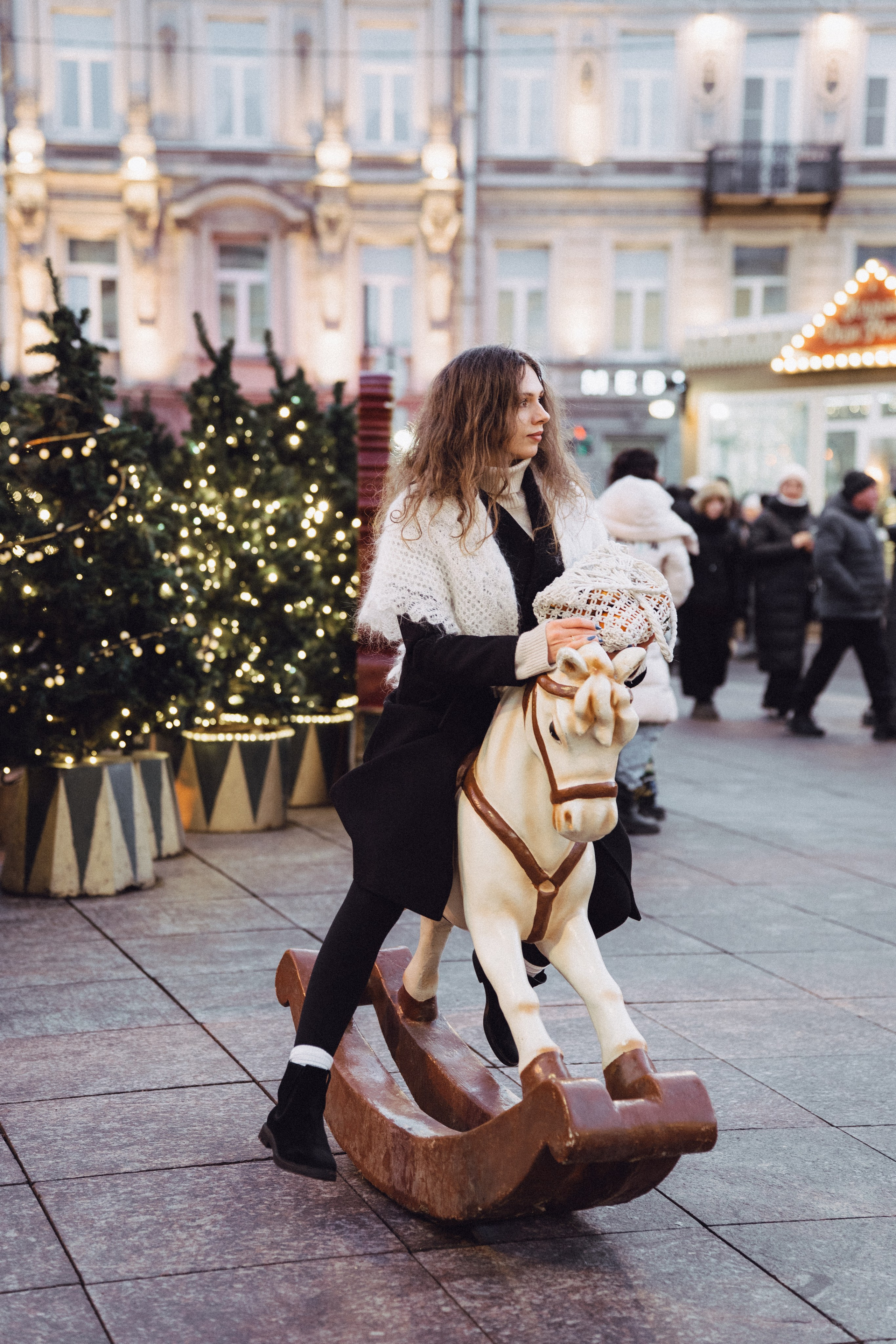 ПРОГУЛКА НА МАНЕЖНОЙ ПЛОЩАДИ ДЛЯ ДЕВУШКИ ПЕРЕД НОВЫМ ГОДОМ (НОВОГОДНЯЯ ФОТОСЕССИИЯ НА МАНЕЖНОЙ ПЛОЩАДИ). Профессиональный фотограф, Санкт-Петербург — Виктория Богомолова