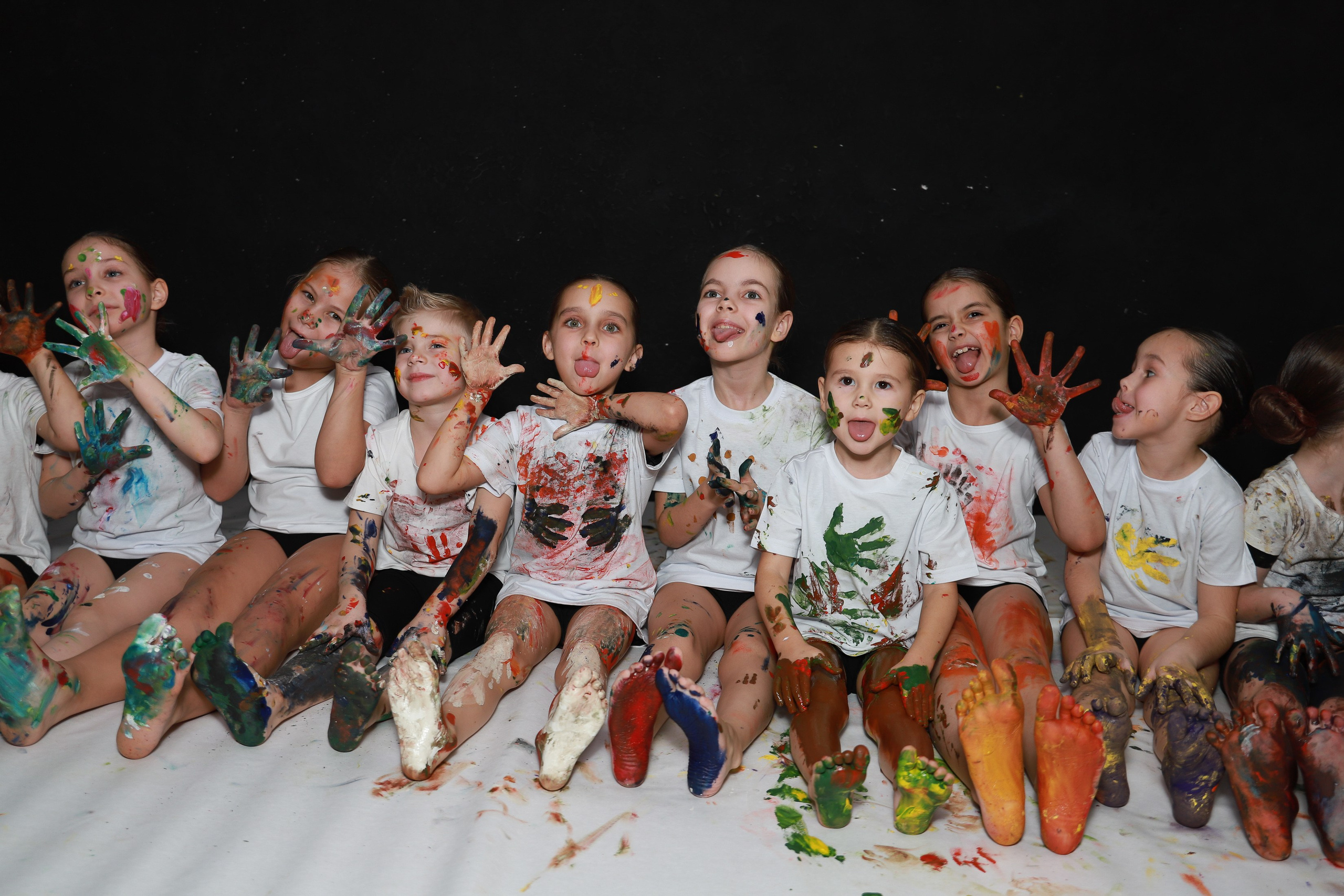 Младшие с красками. Фотограф Юлия Мальцева