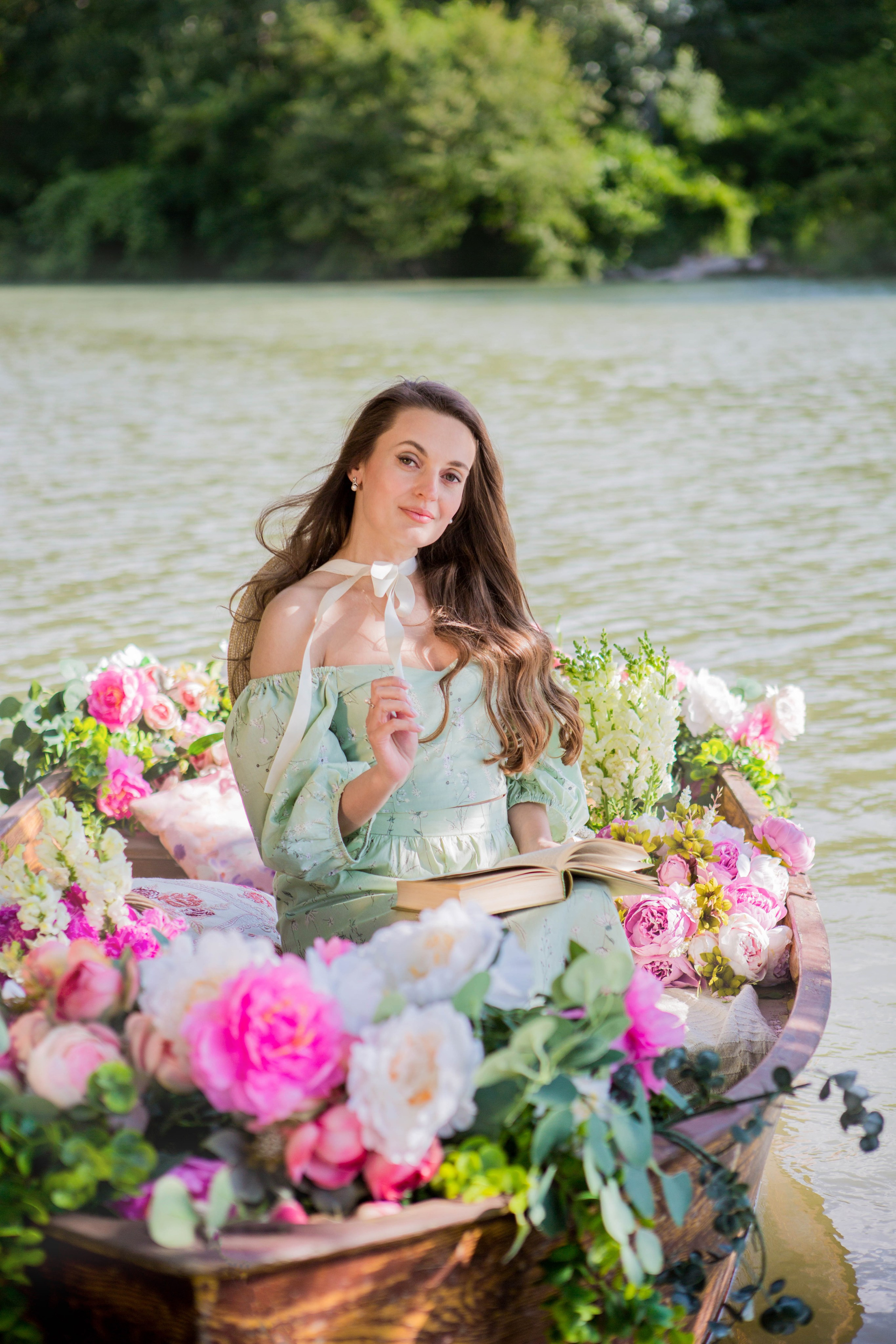 Лодка с пионами. Свадебный семейный и детский фотограф в Краснодаре Карина Федоровская