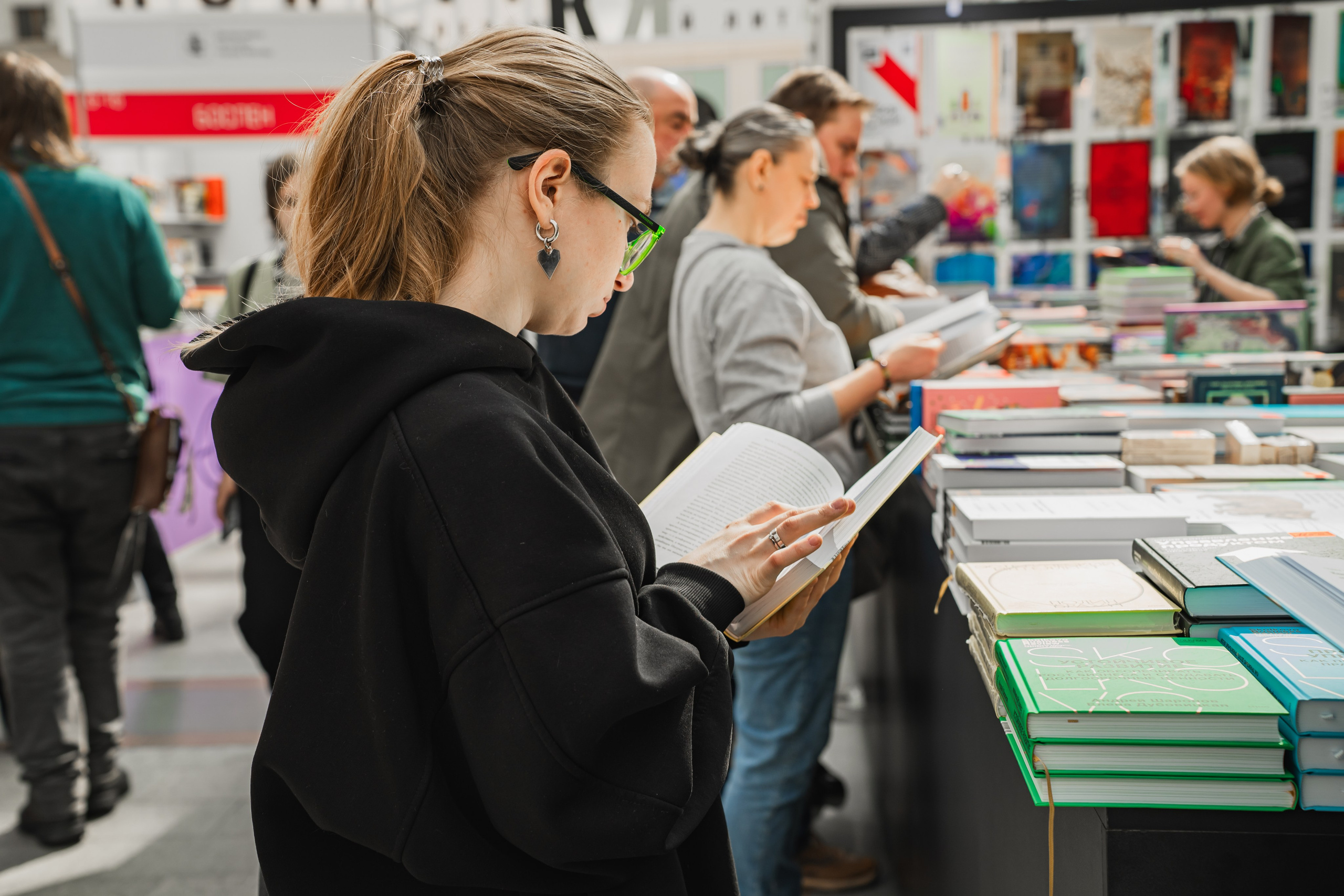 МИФ Non/fictio№ 2025 стенды. Репортажный фотограф Анастасия Рубцова