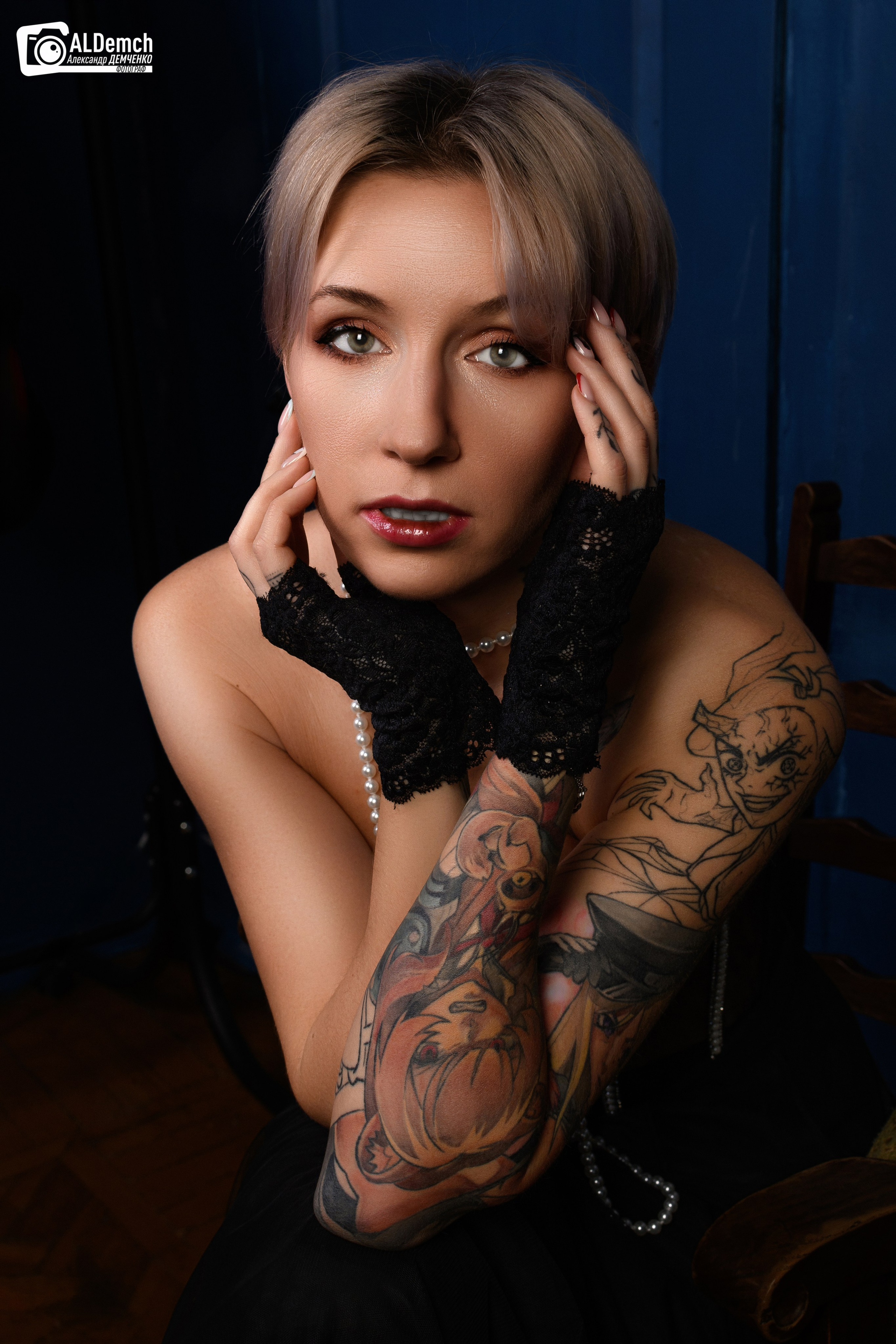 Фотограф провёл фотосессию девушки с татуировками в Москве