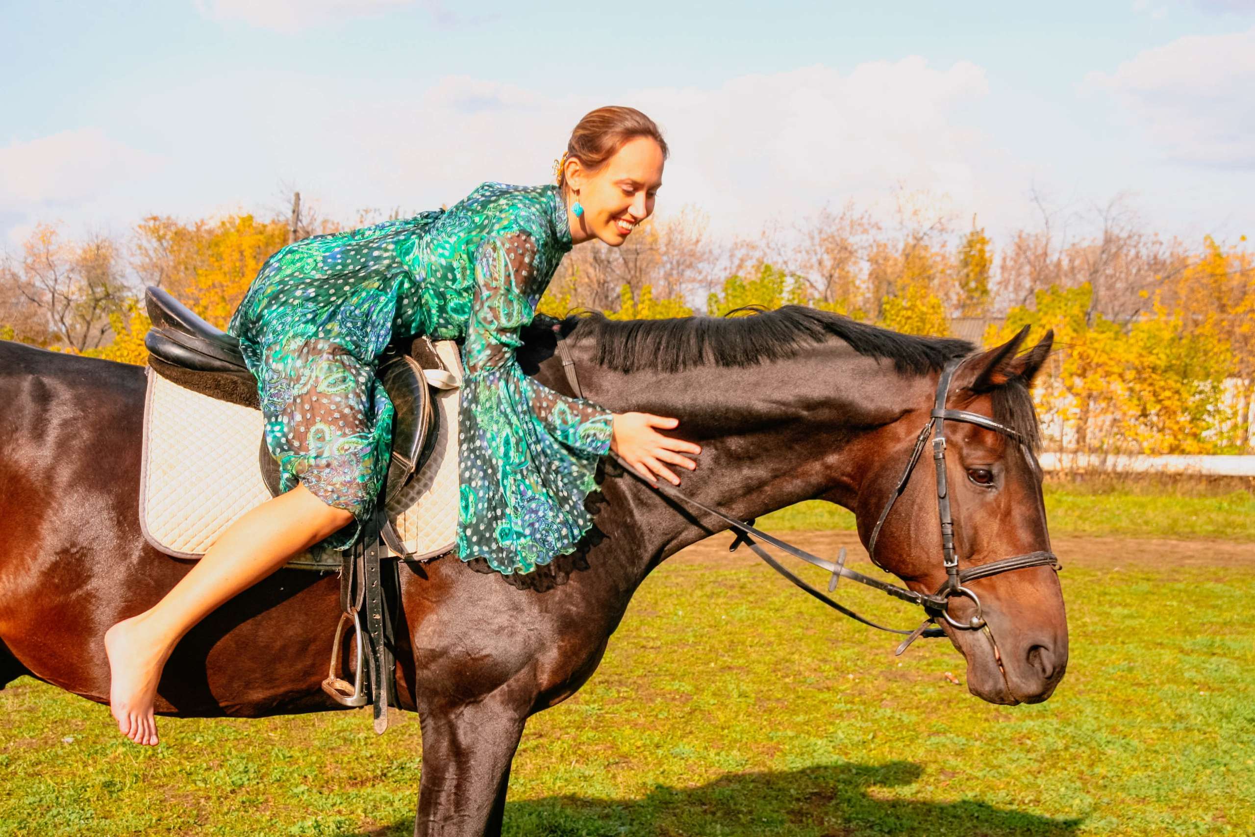 Алёна и Даша на лошади. Фотограф Пермь. Фотосессия в фотостудии Перми и на свежем воздухе
