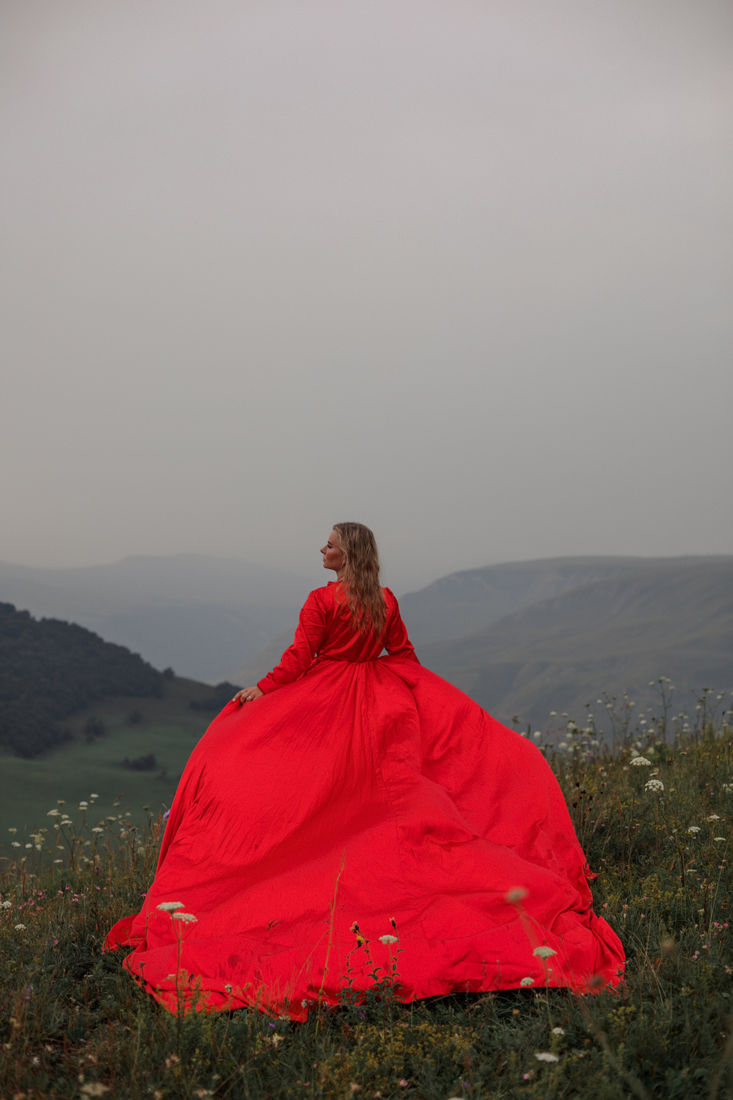 фотосессия в летящем платье на фоне гор Кавказа