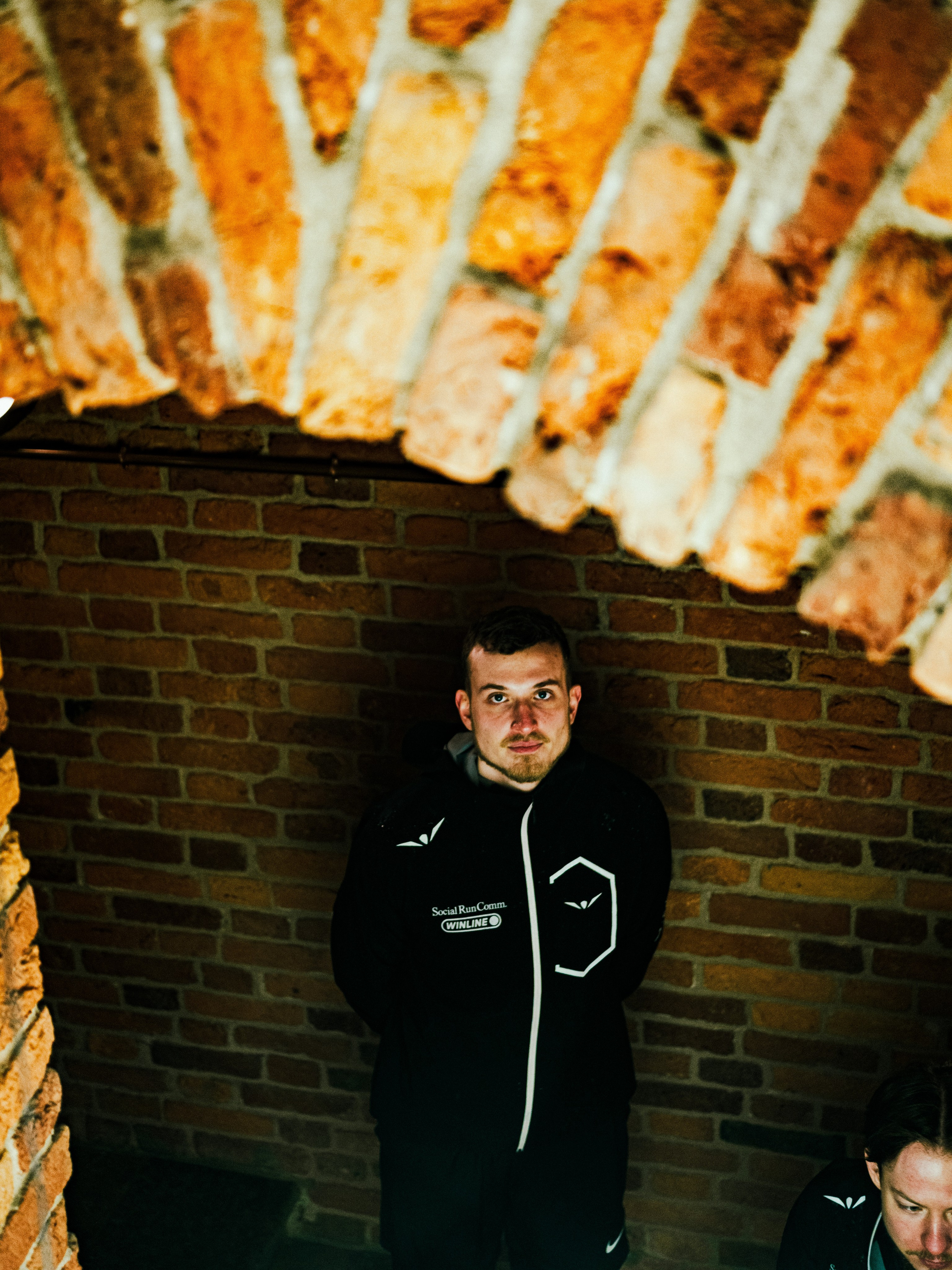 Social Run Community x Anta. Зимняя городская новогодняя фотосессия спортивной одежды от бегового клуба social run community. Портретный и репортажный фотограф в Санкт-Петербурге Смоляков Максим