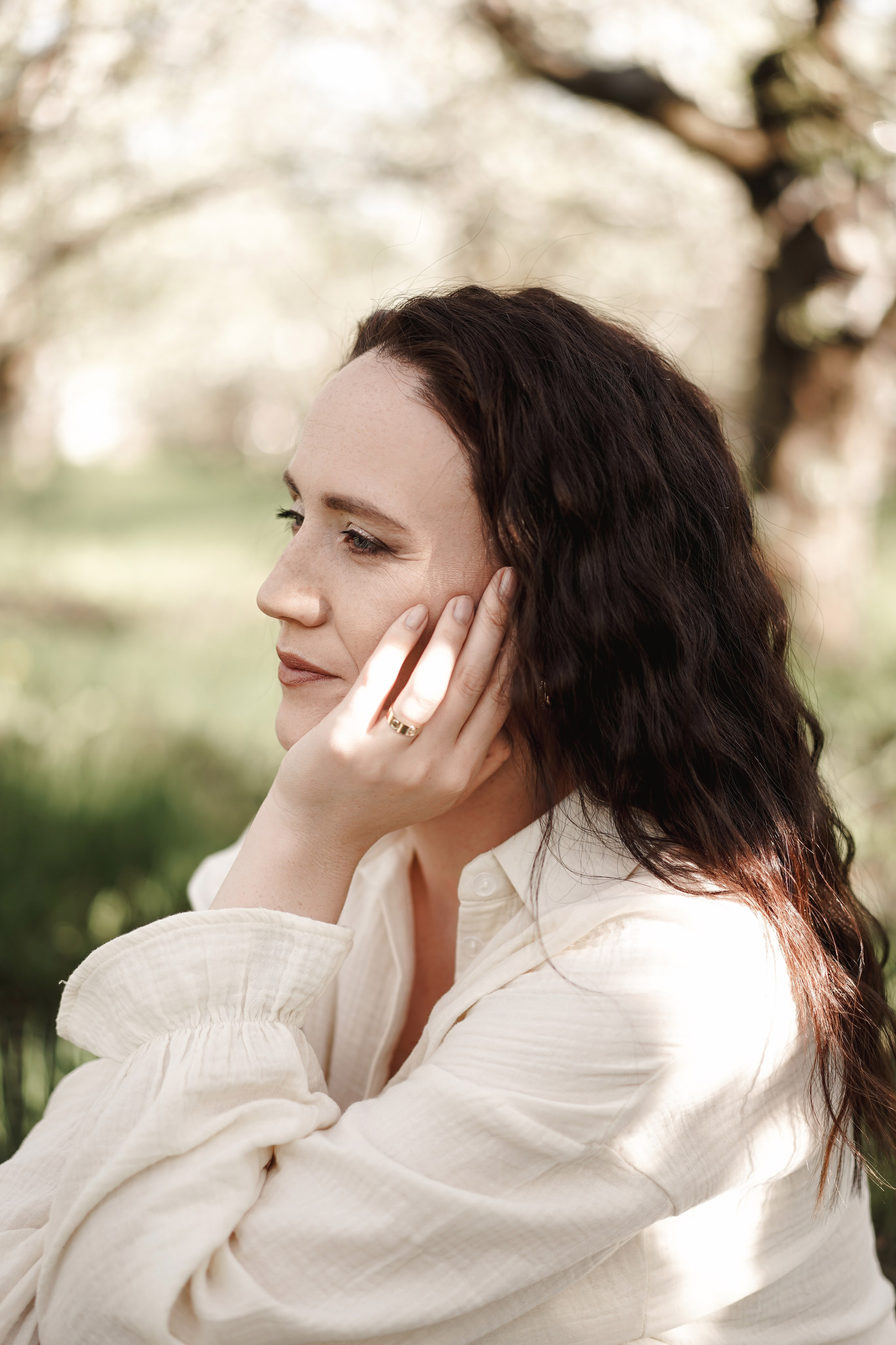 Семейная фотосессия на цветущих садах. Свадебный фотограф в Ростове-на-Дону. Таинство Крещения и Венчания, семейные фотосессии. Алёна Чёботова