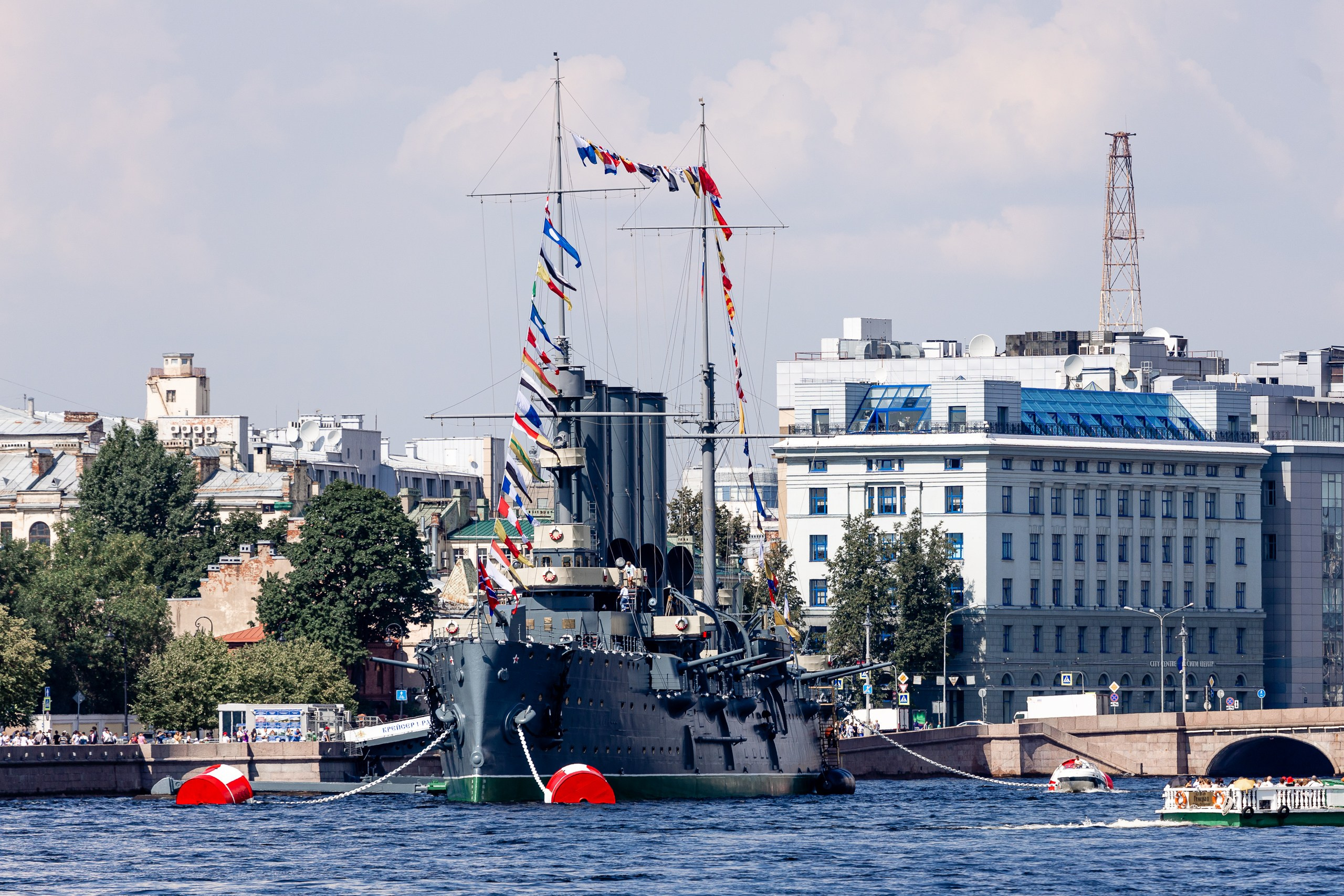 Крейсер Аврора с борта теплохода