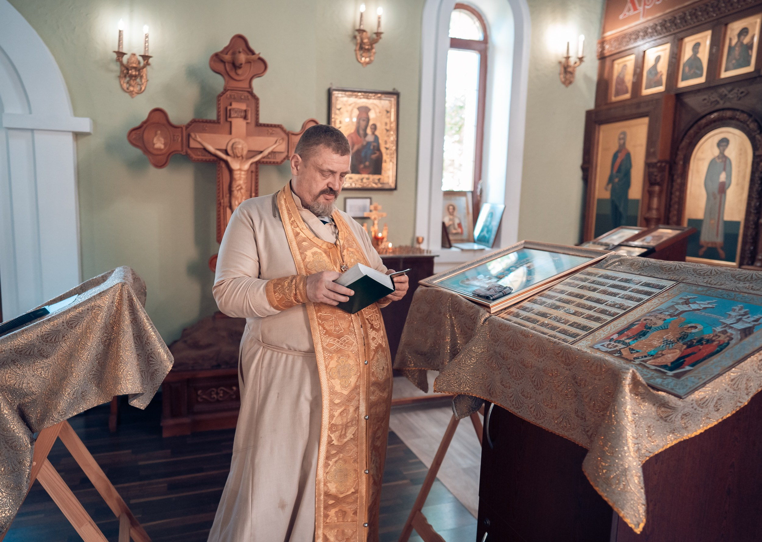Крещение в храме святого Феодора Ушакова Севастополь. Фотограф церковных Таинств Луганск