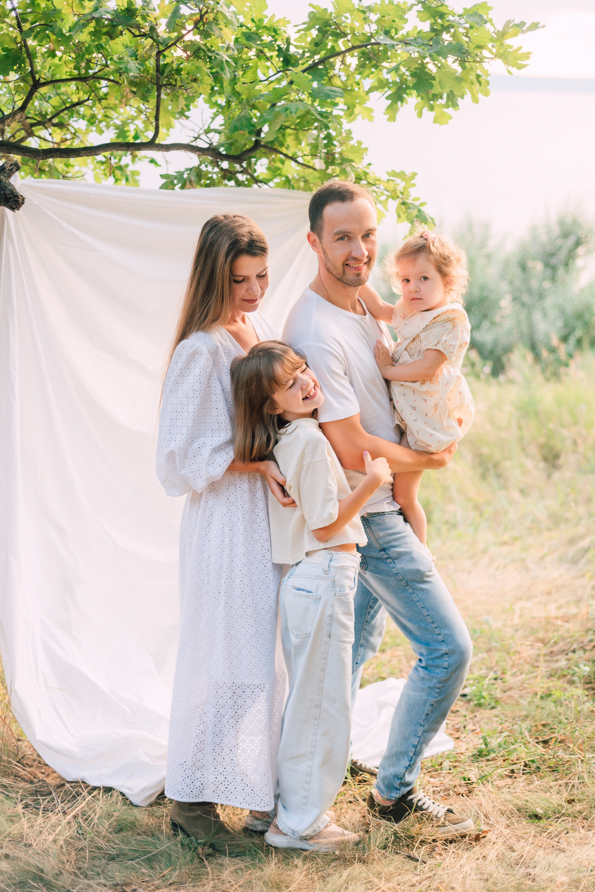 семья в белой одежде в лесу