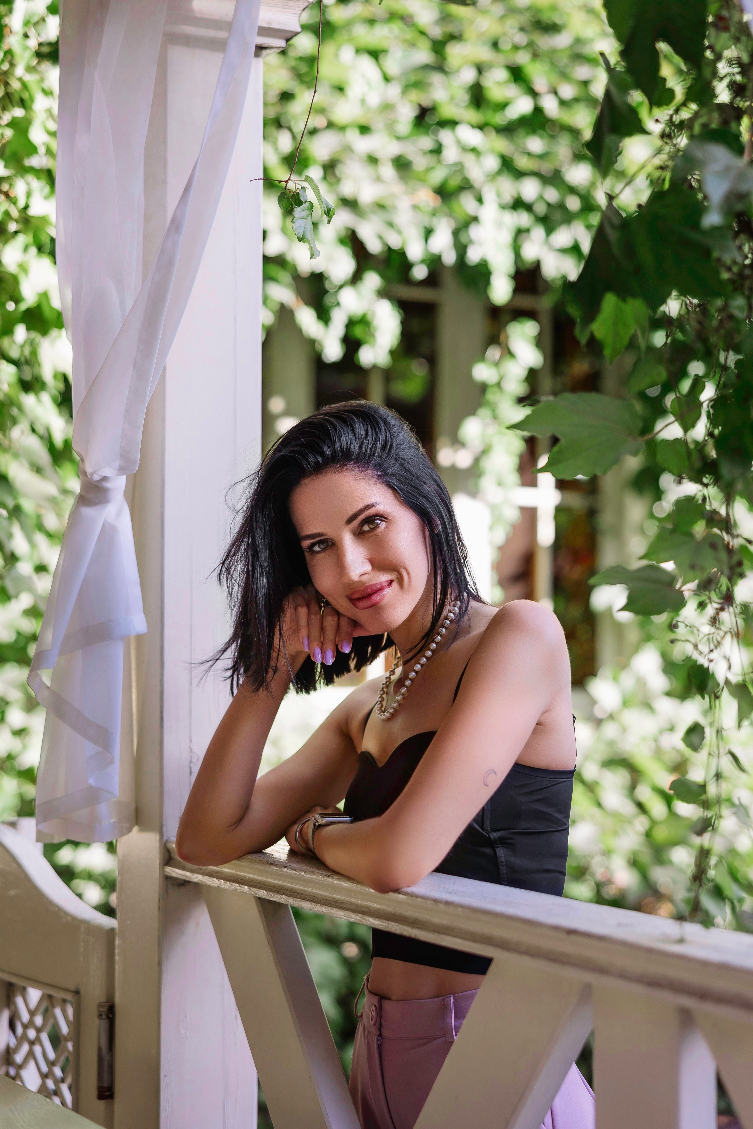 Портрет девушки на веранде