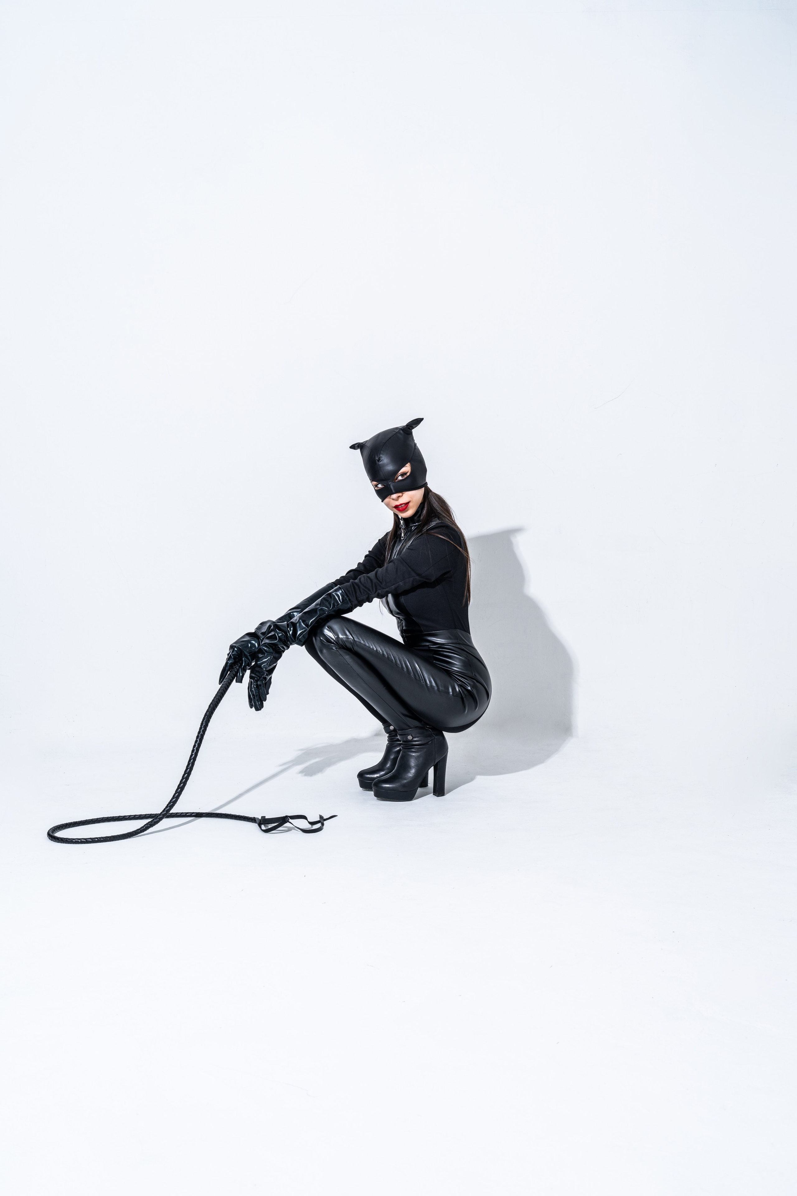 Женщина кошка. Модель Камилла white background. Свадебный и индивидуальный фотограф Аля Мамакова