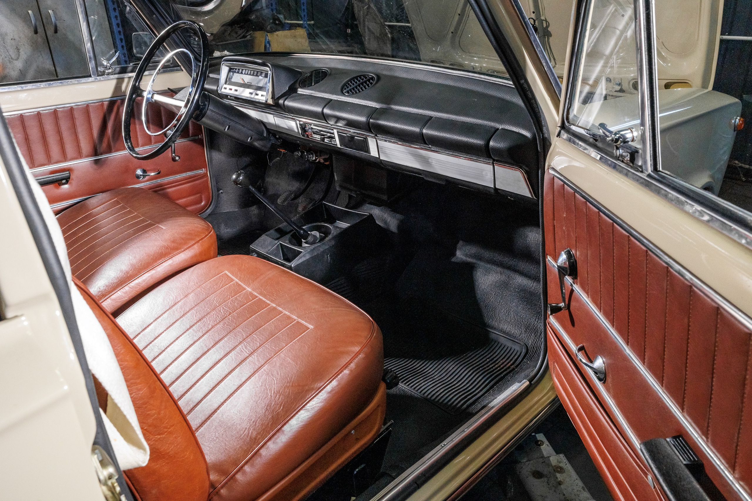 Автомобильная фотосъемка ВАЗ 2101 после реставрации в Бюро "Наследие"