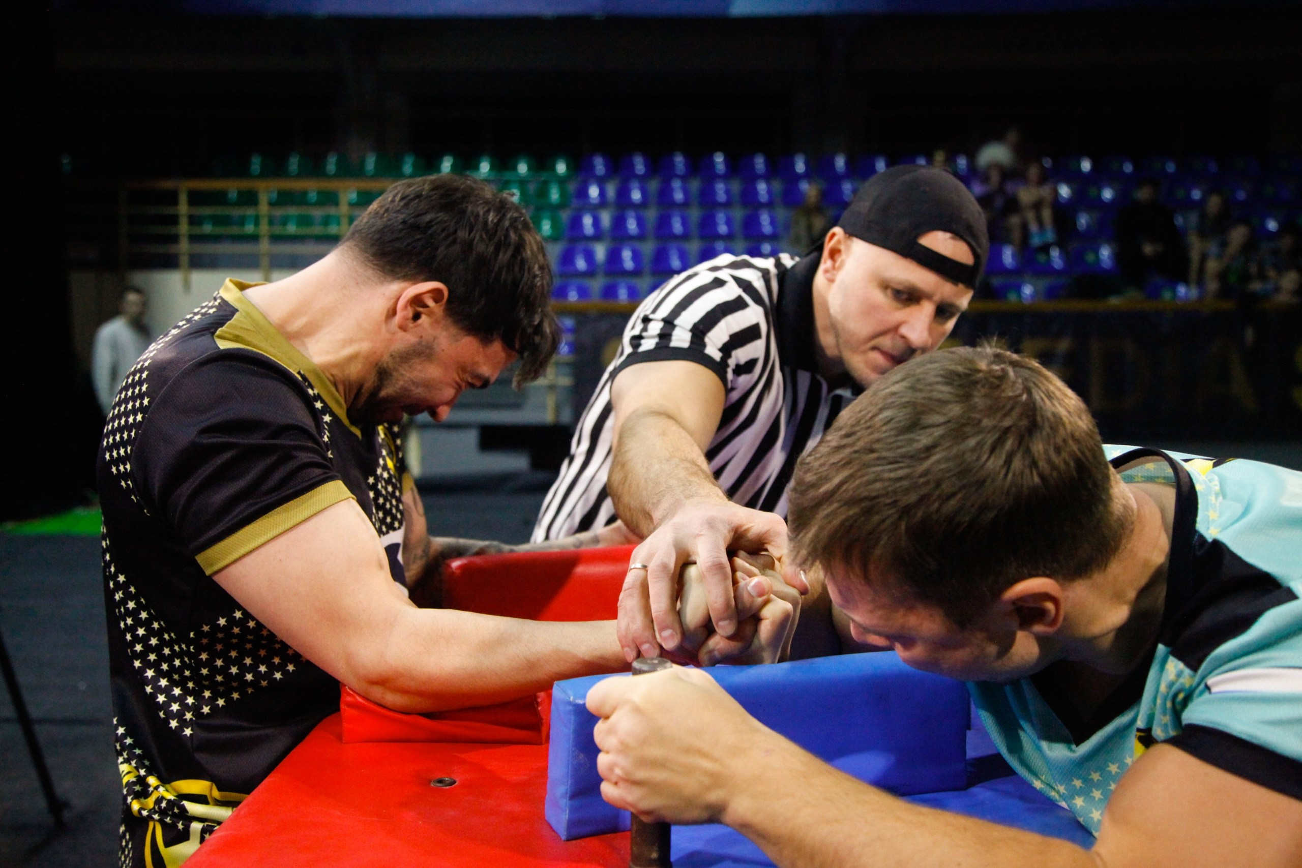 АРМРЕСТЛИНГ. Фото. Спортивный фотограф, трансляция, звук и свет в Новосибирске
