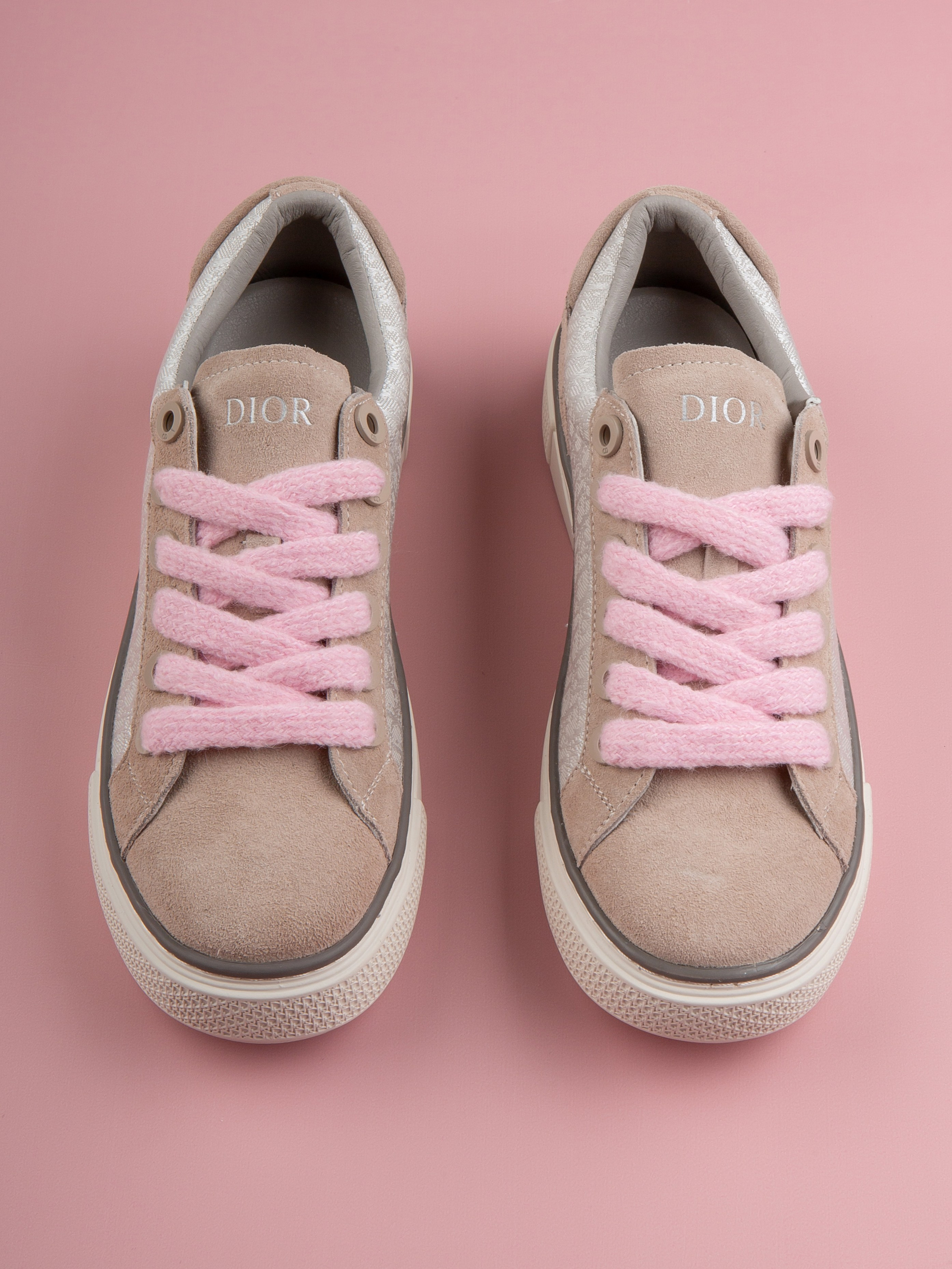 Обувь на цветных фонах. Фотограф Мария Кольцова