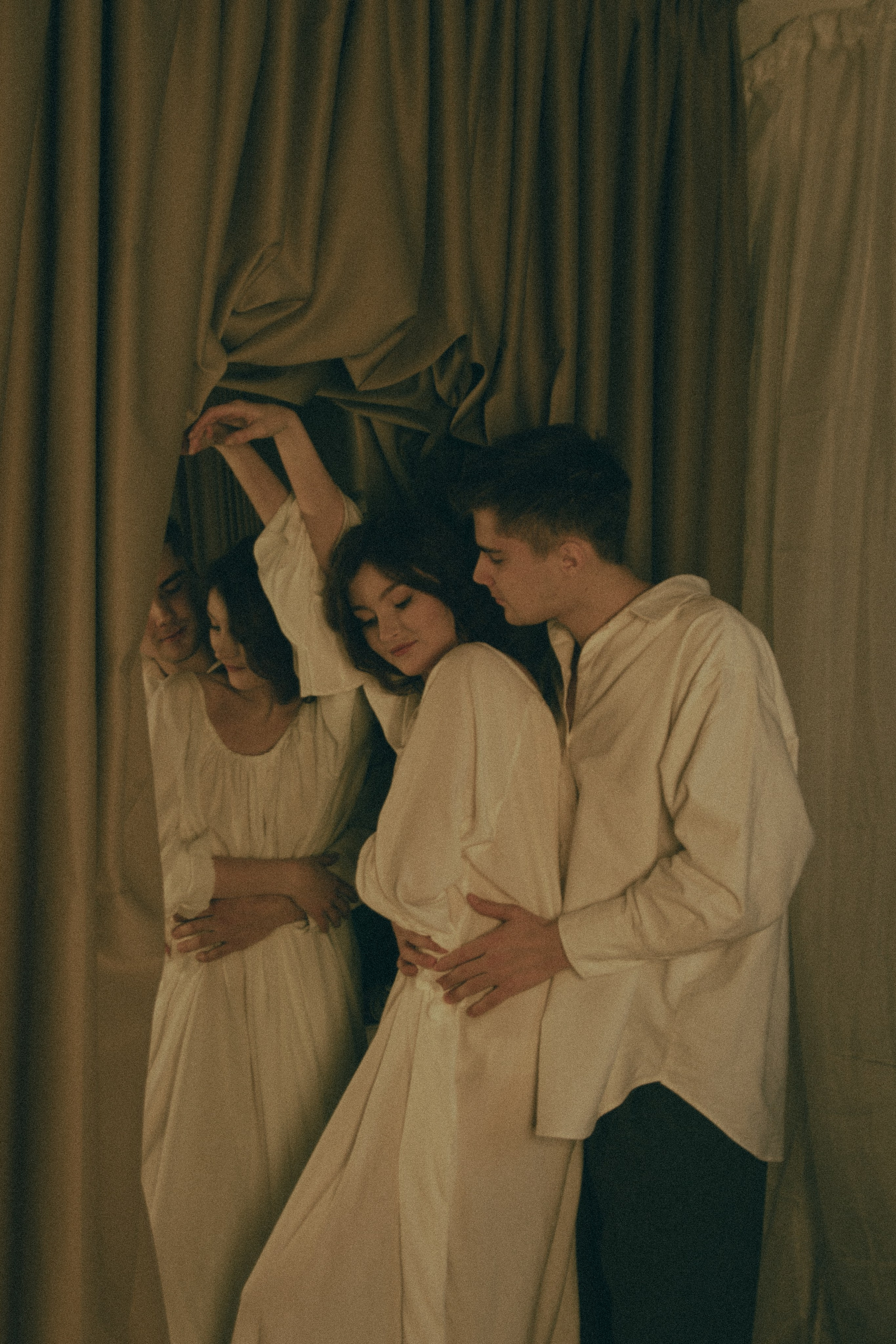 Парень и девушка в белой одежде фотосессия в стиле классики у зеркала