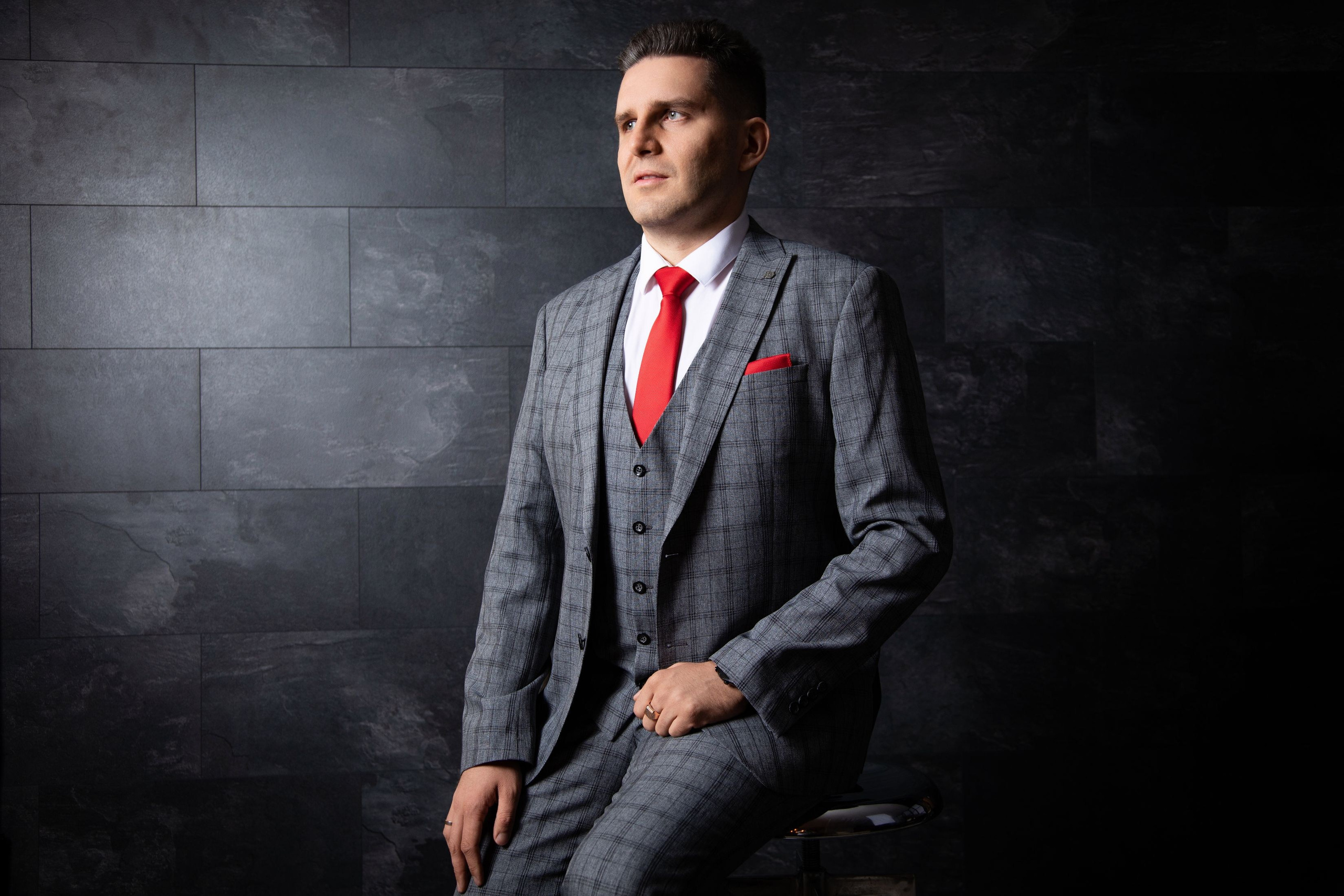 Профессиональная мужская фотосессия в Fotogen: Ваша история в кадре. Интерьерная фотостудия FOTOGEN г. Краснодар