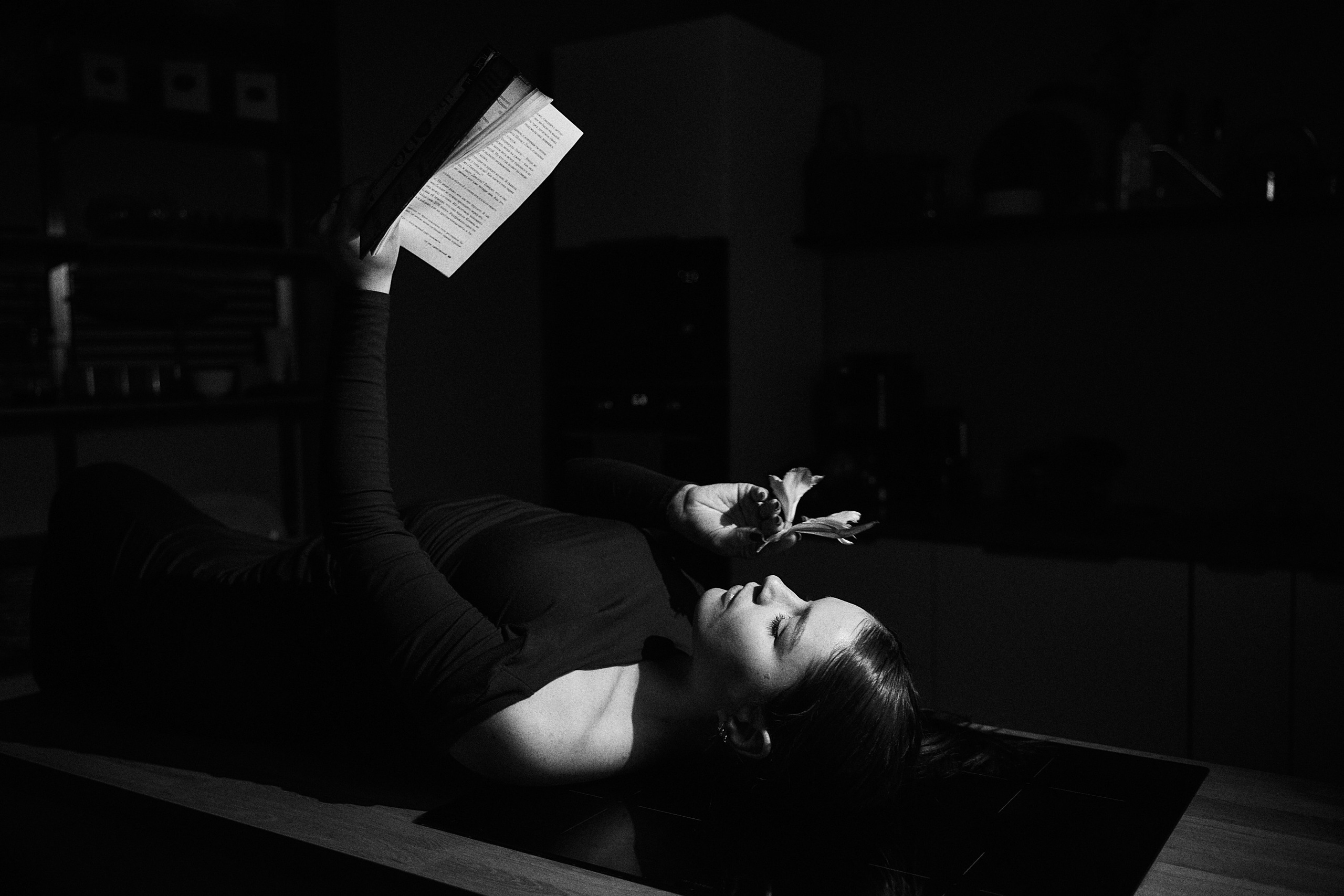 Portrait women’s photo session at the Photo Studio. Professional photographer in Sochi Victoria Joy. Teaching Photography